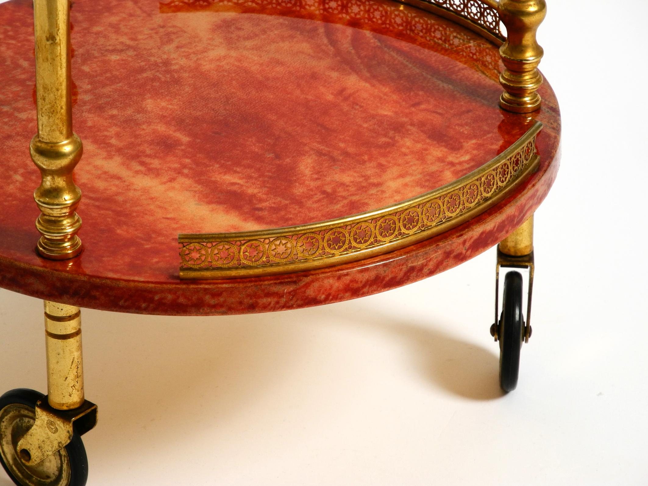 Petit chariot de service ou de bar rond Aldo Tura des années 1960 en cuir de chèvre rouge en vente 8