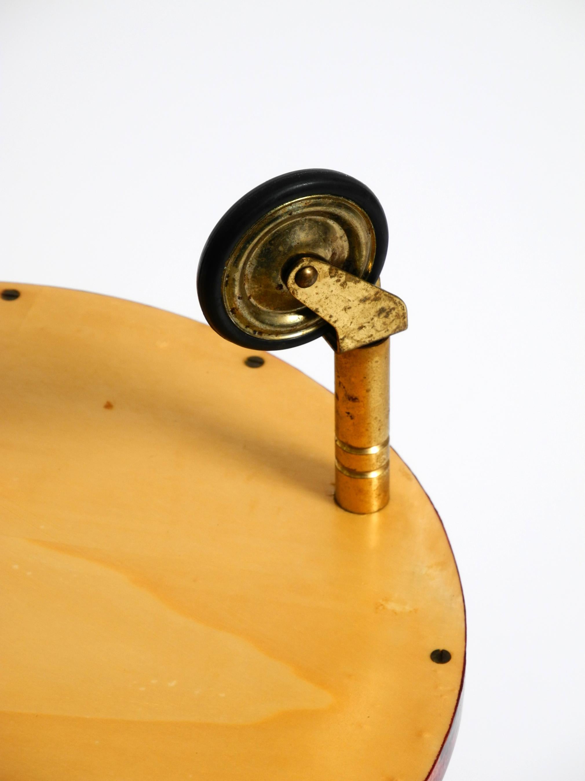 Petit chariot de service ou de bar rond Aldo Tura des années 1960 en cuir de chèvre rouge en vente 12