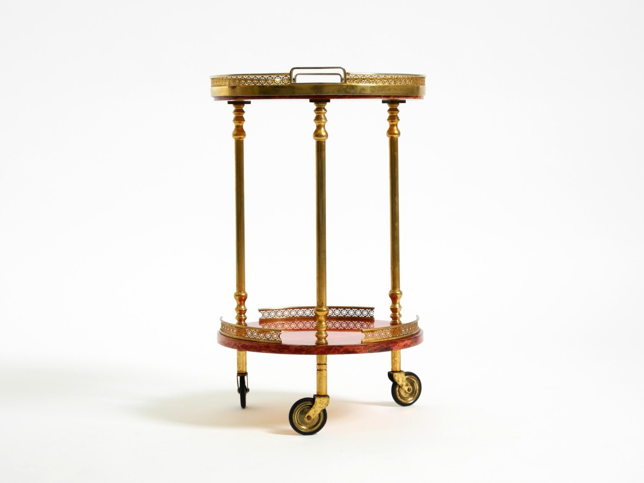 italien Petit chariot de service ou de bar rond Aldo Tura des années 1960 en cuir de chèvre rouge en vente