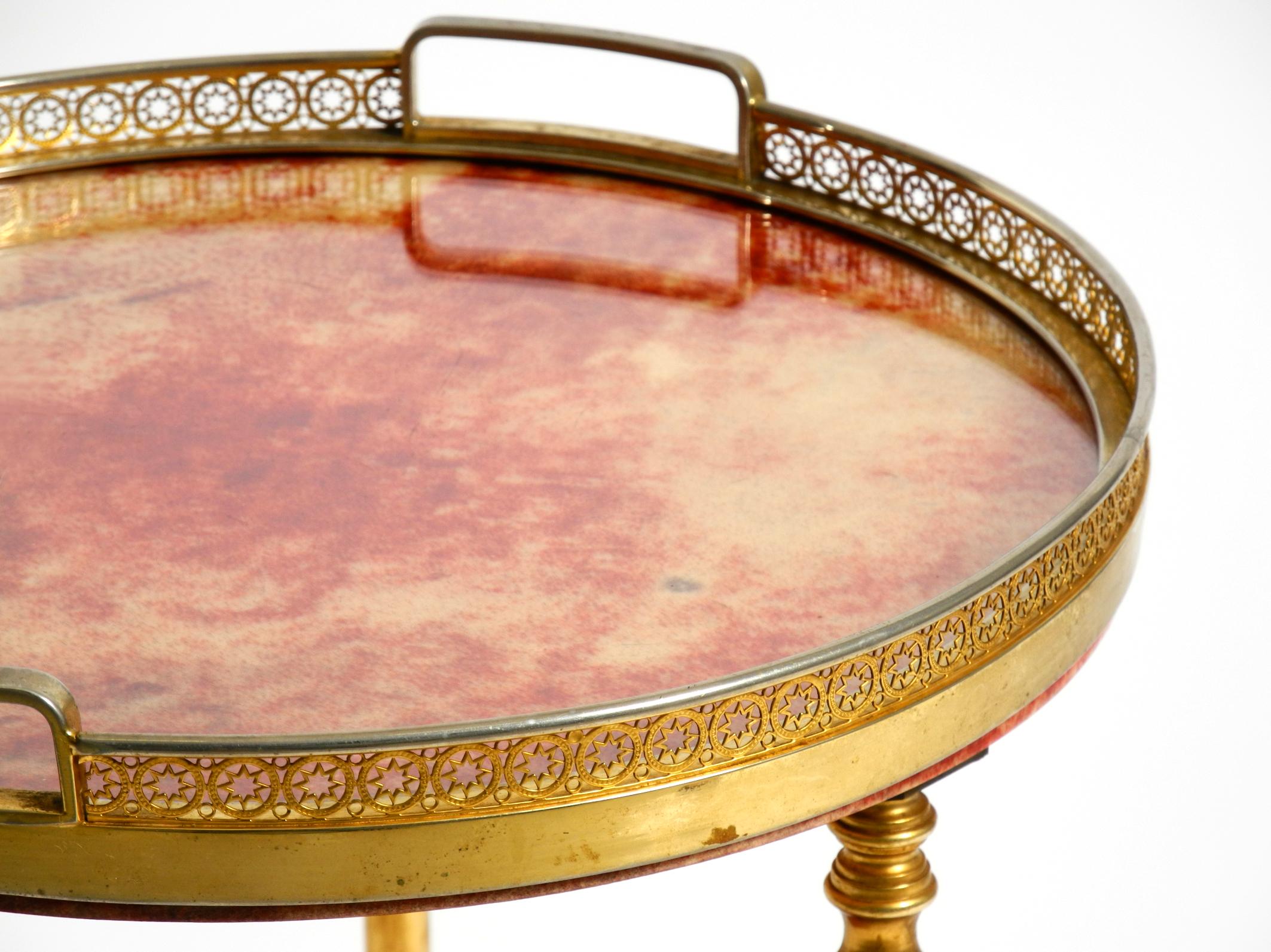 Petit chariot de service ou de bar rond Aldo Tura des années 1960 en cuir de chèvre rouge en vente 2