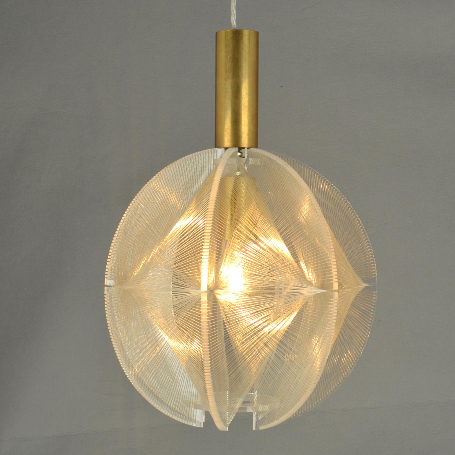 Round Small  1970's Pendant Lamp in Clear Lucite, Wire and Brass For Sale 6