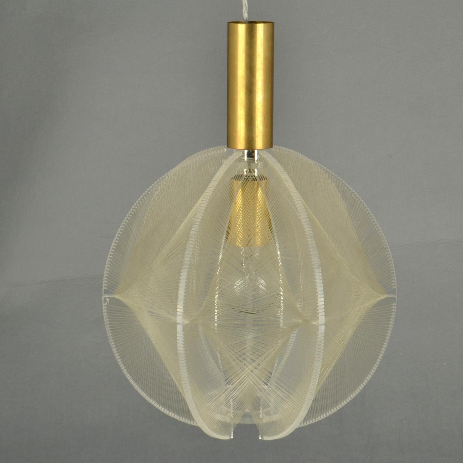 Round Small  1970's Pendant Lamp in Clear Lucite, Wire and Brass For Sale 7