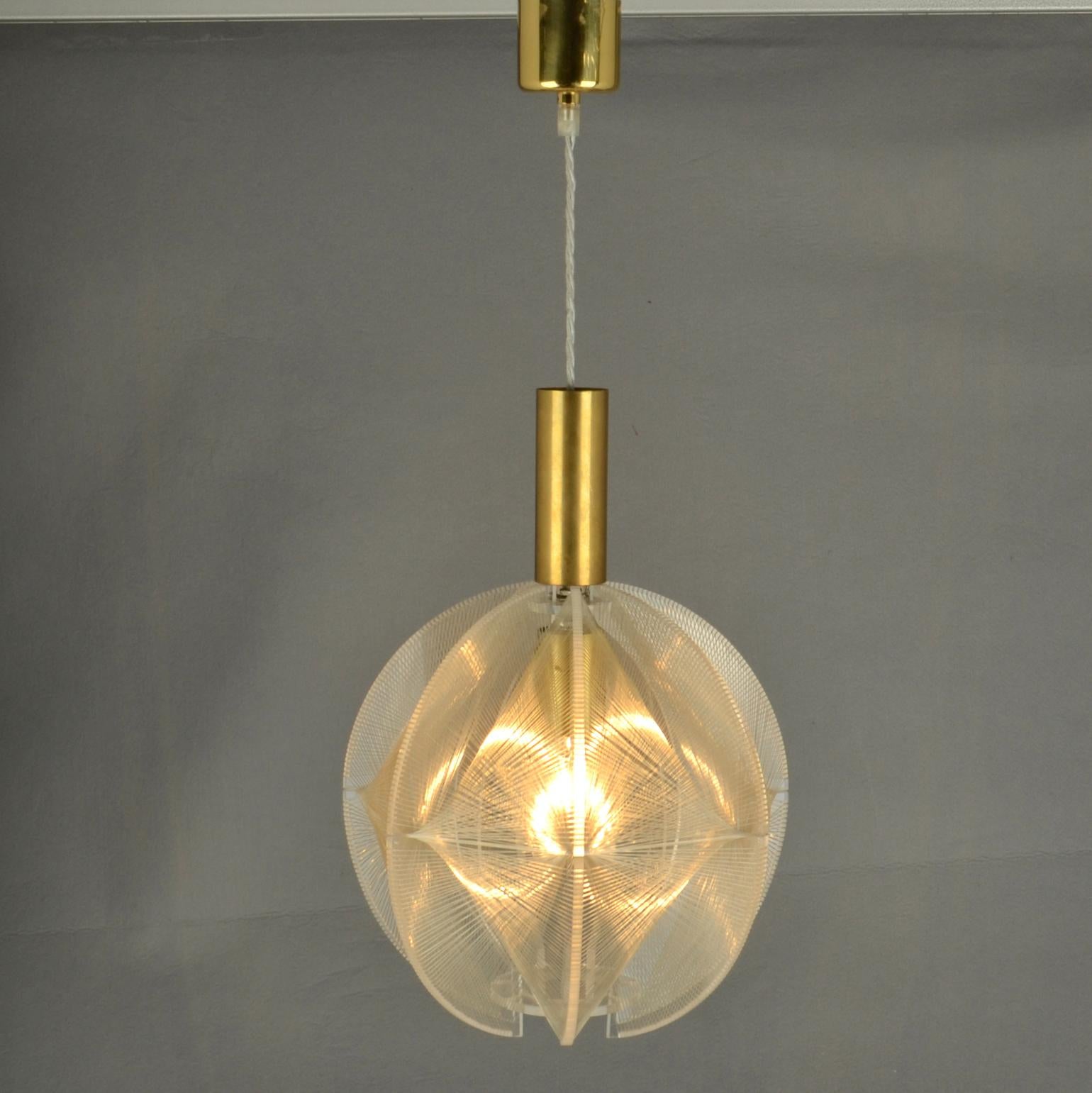 Mid-Century Modern Round Small  1970's Pendant Lamp in Clear Lucite, Wire and Brass For Sale