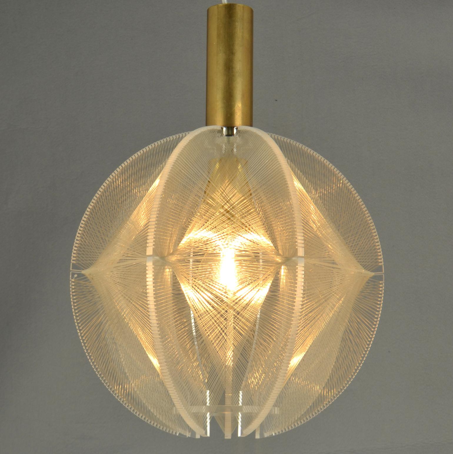 Round Small  1970's Pendant Lamp in Clear Lucite, Wire and Brass For Sale 3