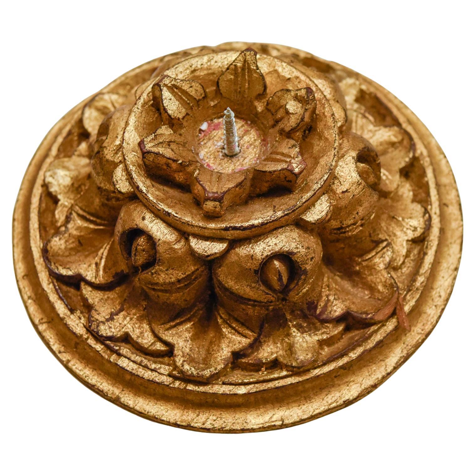 Ein Paar kleiner runder vergoldeter Holzfriese mit einem zentralen Kerzenhalter. Diese kann leicht entfernt werden, da es nur eine Schraube gibt und die Ornamente an anderer Stelle verwendet werden. 
Sie sind interessant!

ref. O/61-5 e 6
 