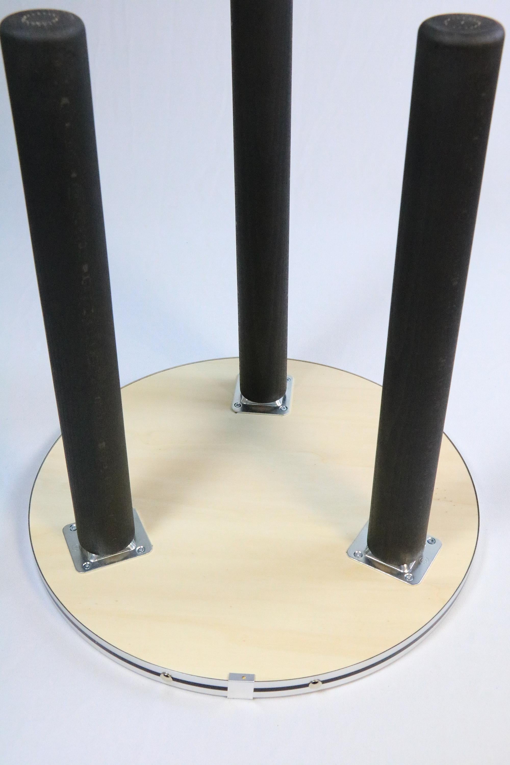 Mesa auxiliar pequeña redonda, la Bauhaus se une al diseño contemporáneo, Obra de arte en venta 3