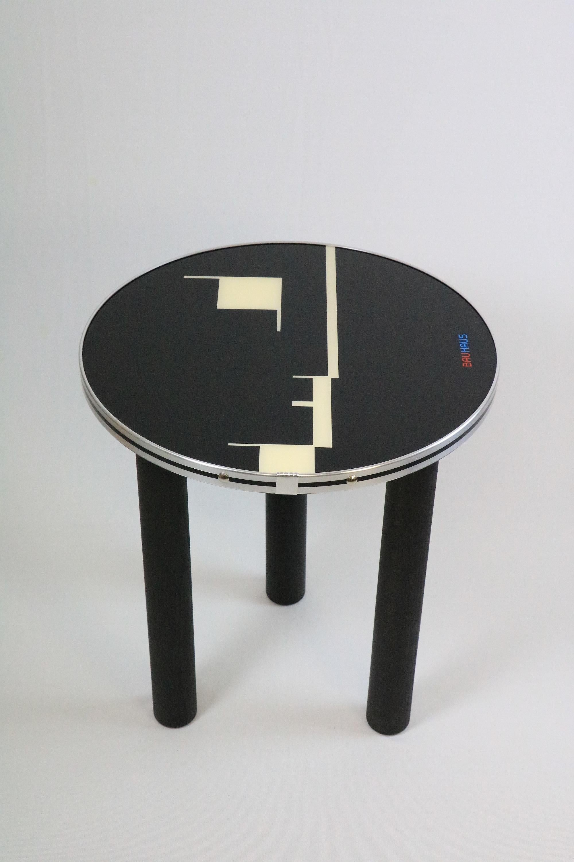 Mesa auxiliar pequeña redonda, la Bauhaus se une al diseño contemporáneo, Obra de arte en venta 4