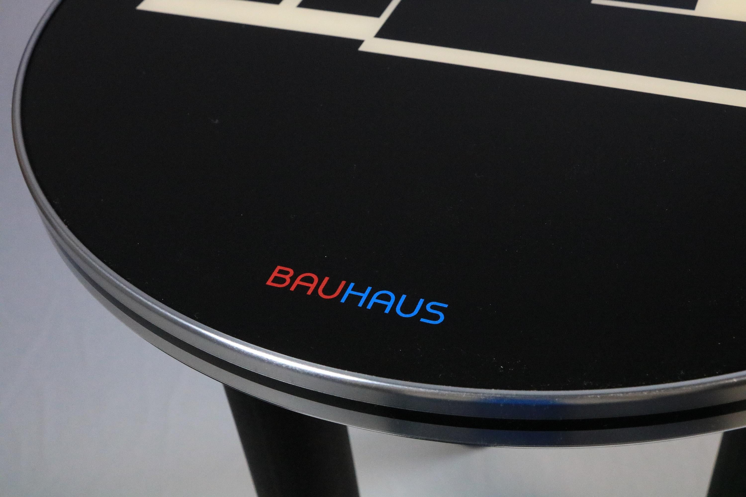 Mesa auxiliar pequeña redonda, la Bauhaus se une al diseño contemporáneo, Obra de arte Moderno de mediados de siglo en venta