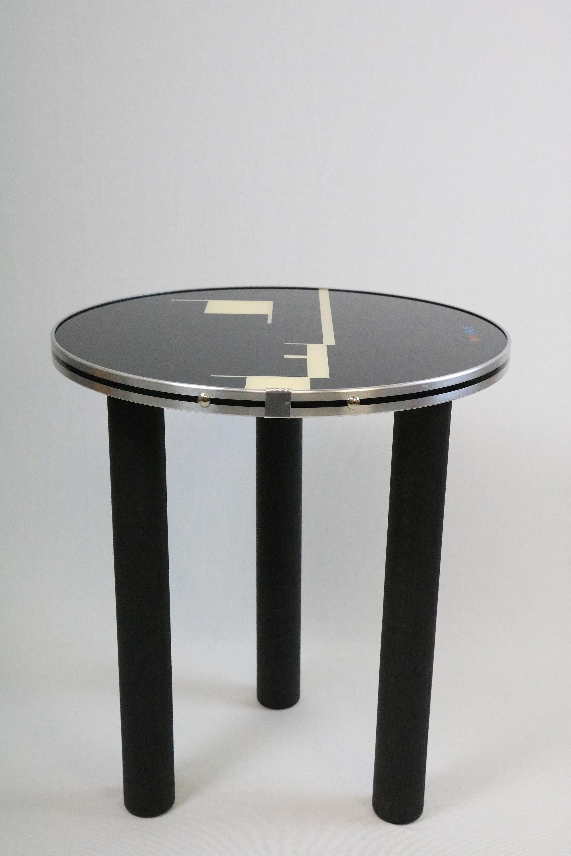 Mesa auxiliar pequeña redonda, la Bauhaus se une al diseño contemporáneo, Obra de arte Alemán en venta