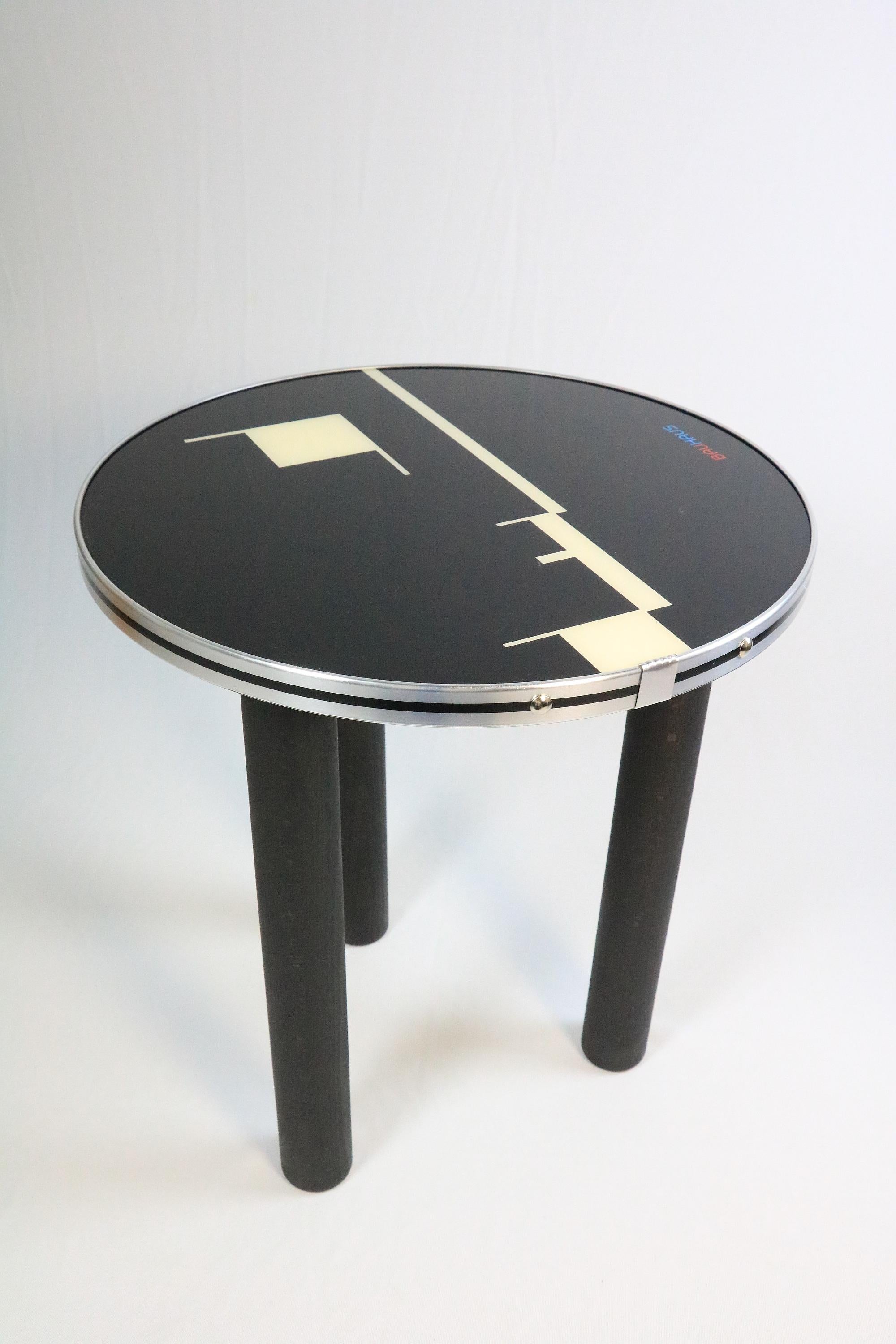 Mesa auxiliar pequeña redonda, la Bauhaus se une al diseño contemporáneo, Obra de arte Hecho a mano en venta