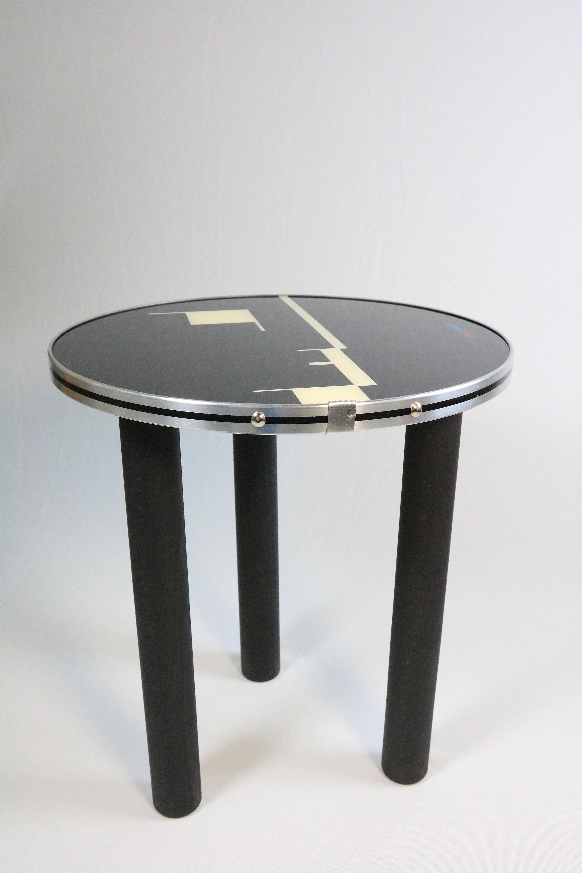 Mesa auxiliar pequeña redonda, la Bauhaus se une al diseño contemporáneo, Obra de arte en Nuevo estado para la venta en Berlin, BE