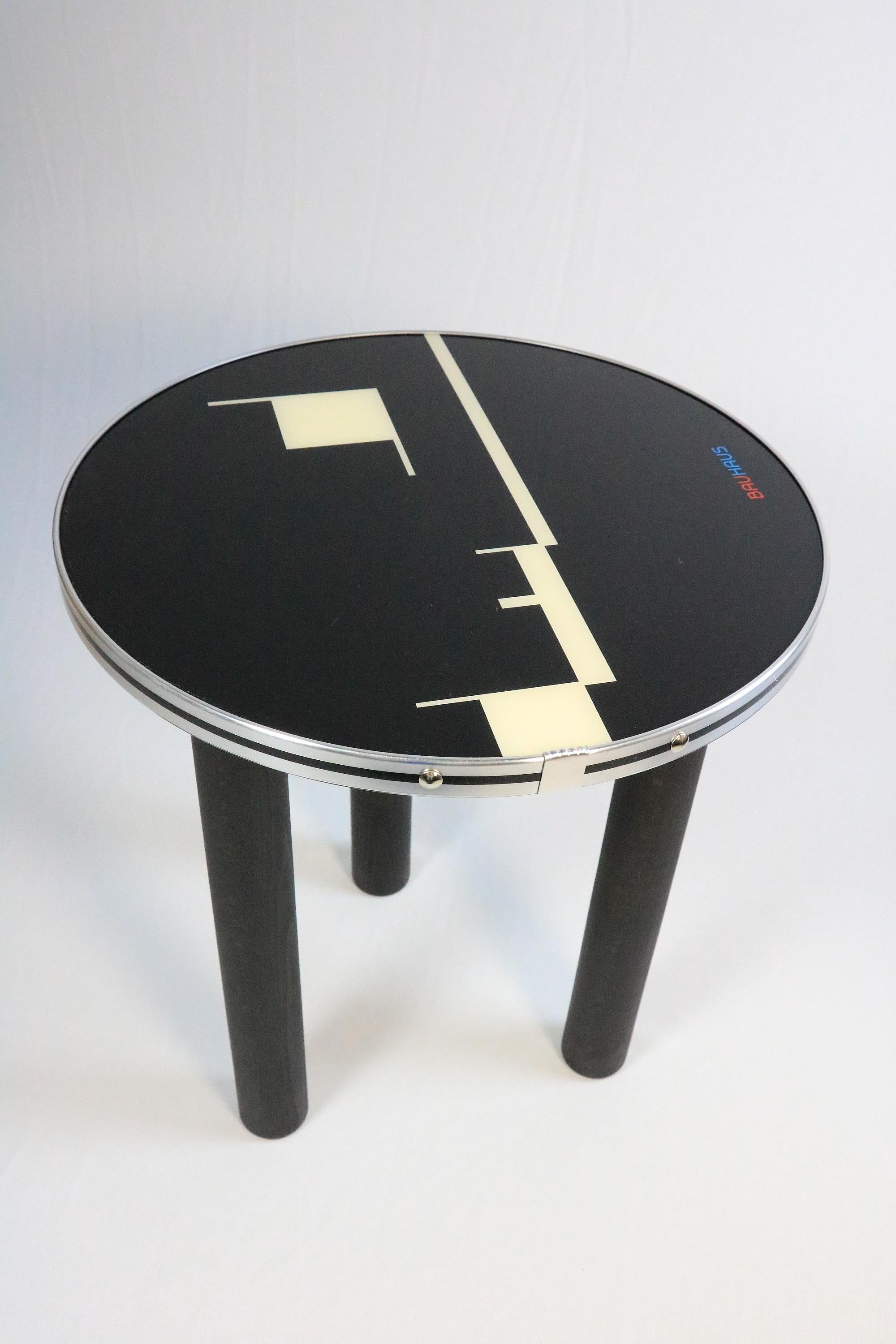 Mesa auxiliar pequeña redonda, la Bauhaus se une al diseño contemporáneo, Obra de arte Siglo XXI y contemporáneo en venta