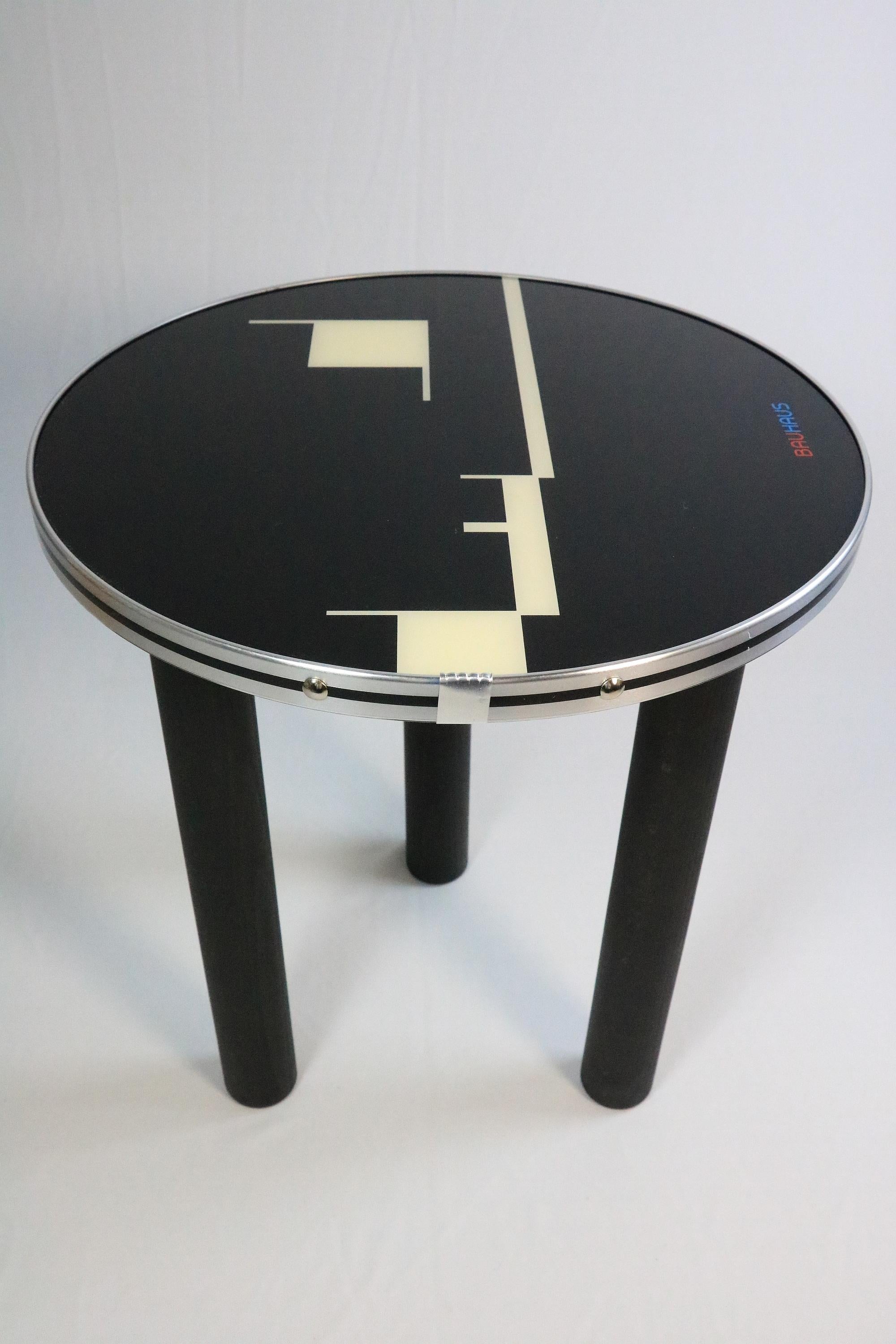 Mesa auxiliar pequeña redonda, la Bauhaus se une al diseño contemporáneo, Obra de arte Latón en venta