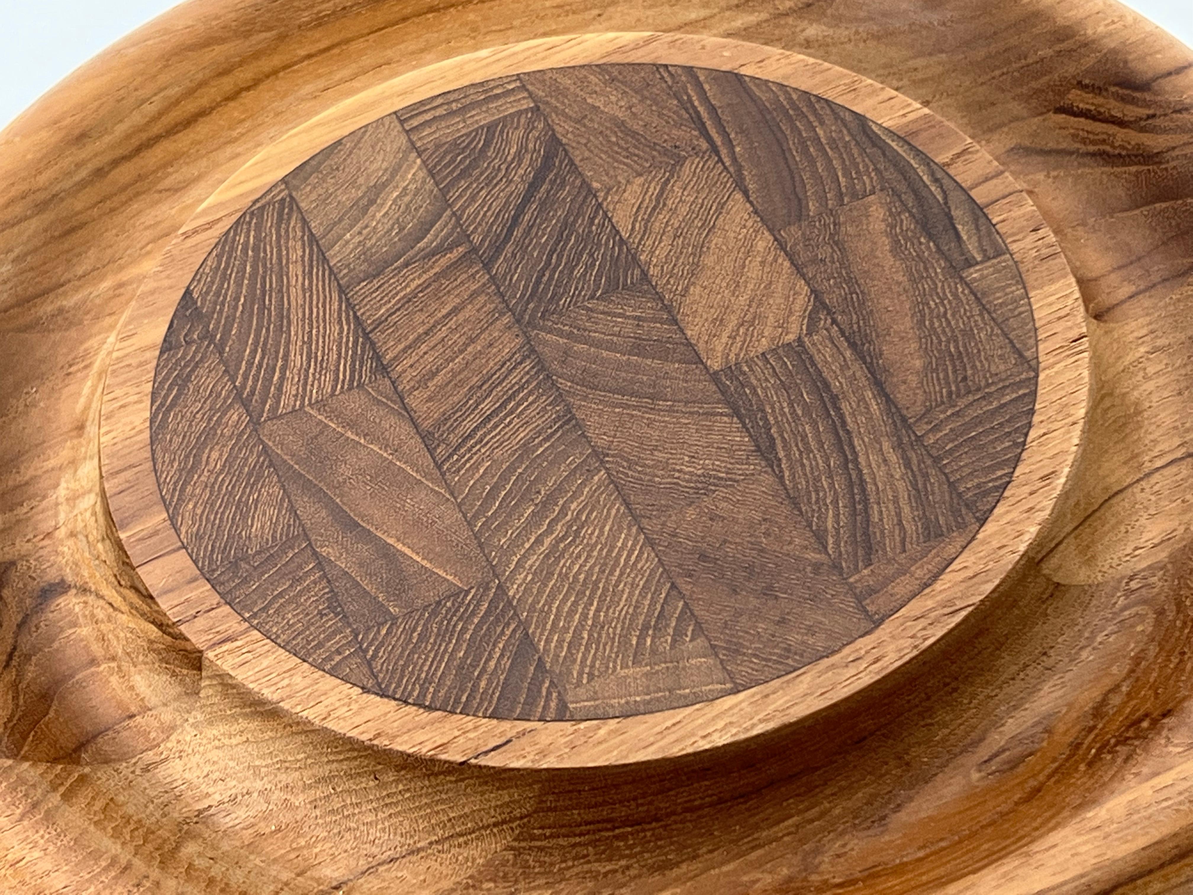 Tabla de cortar redonda pequeña de teca, de Jens Quistgaard para Dansk en Bueno estado para la venta en Fort Lauderdale, FL