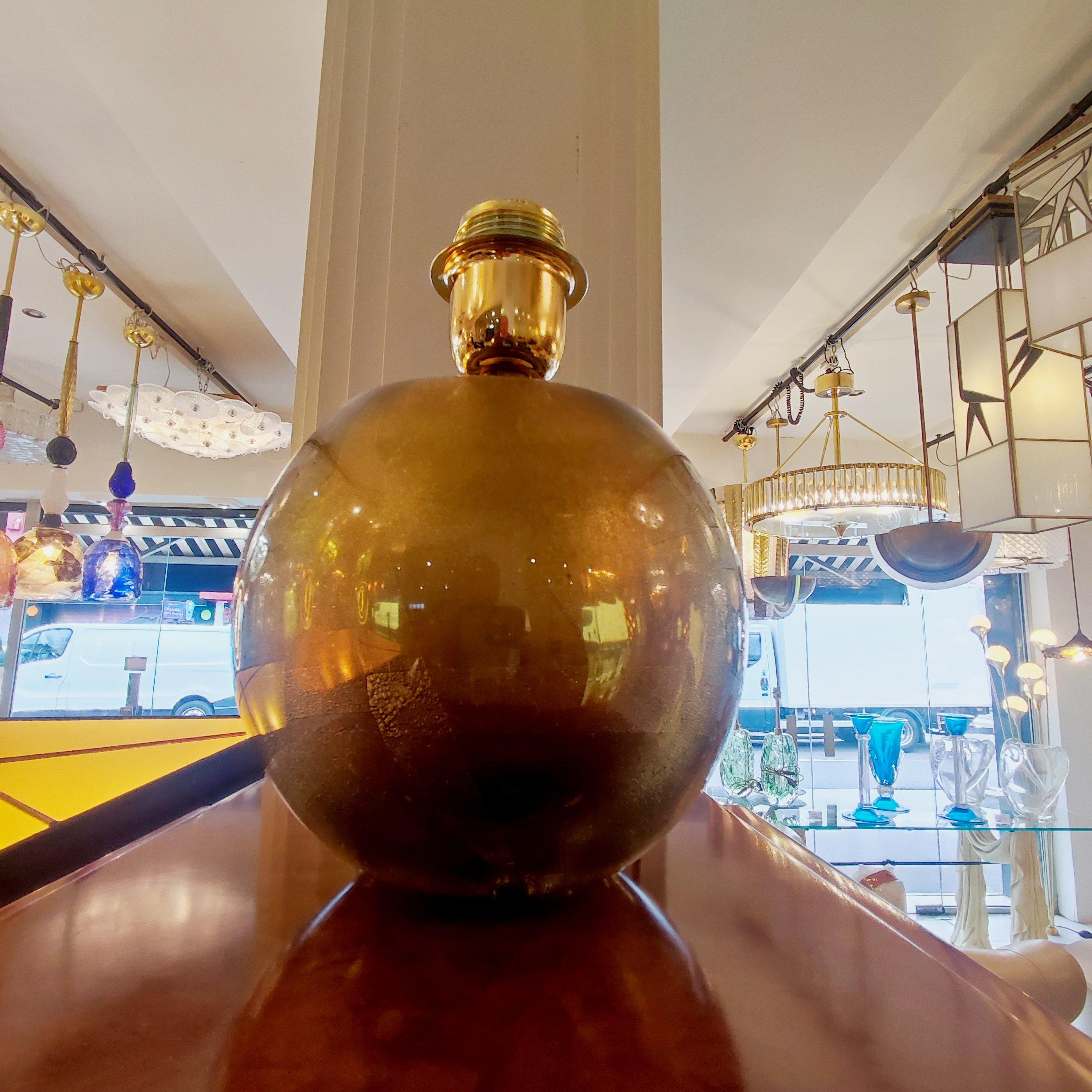 Moderne Lampe de bureau ronde en verre de Murano fumé et doré par Alberto Dona en vente