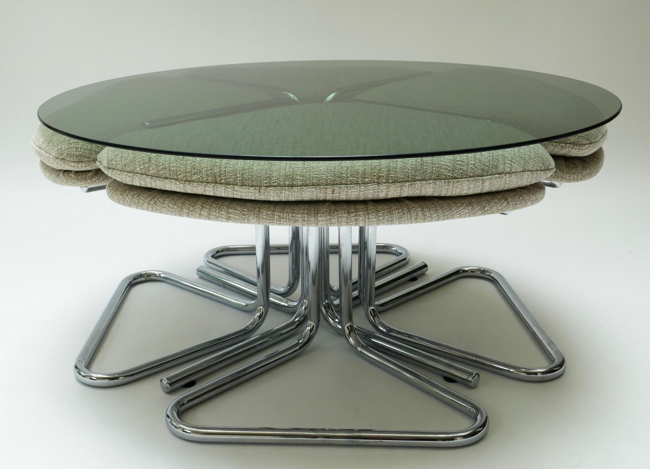 Mid-Century Modern Table basse ronde en verre fumé et chrome avec quatre tabourets gigognes, 1970 en vente
