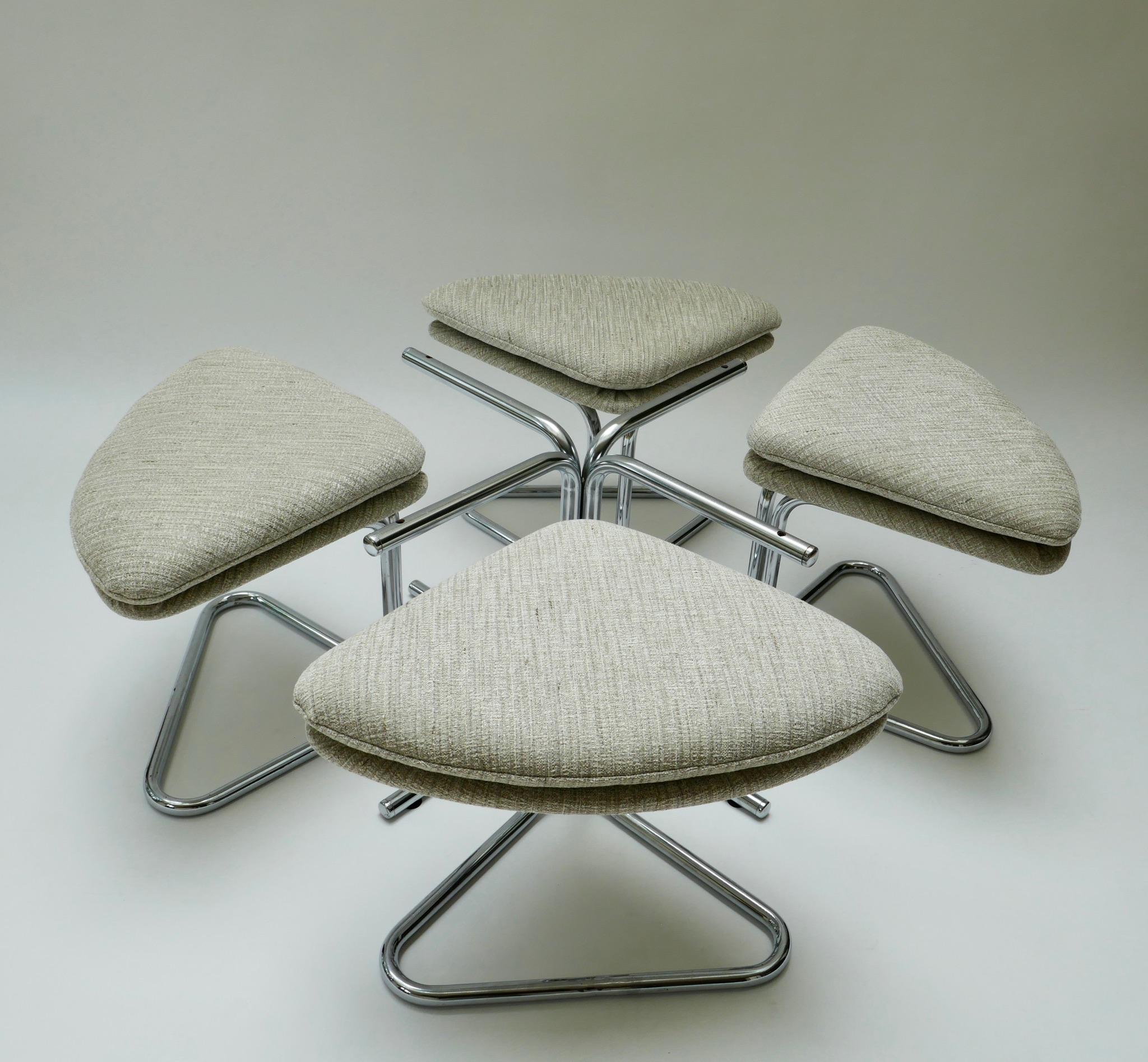 European Round Smoked Glass and Chrome Coffee Table with Four Nesting Stools, 1970s For Sale