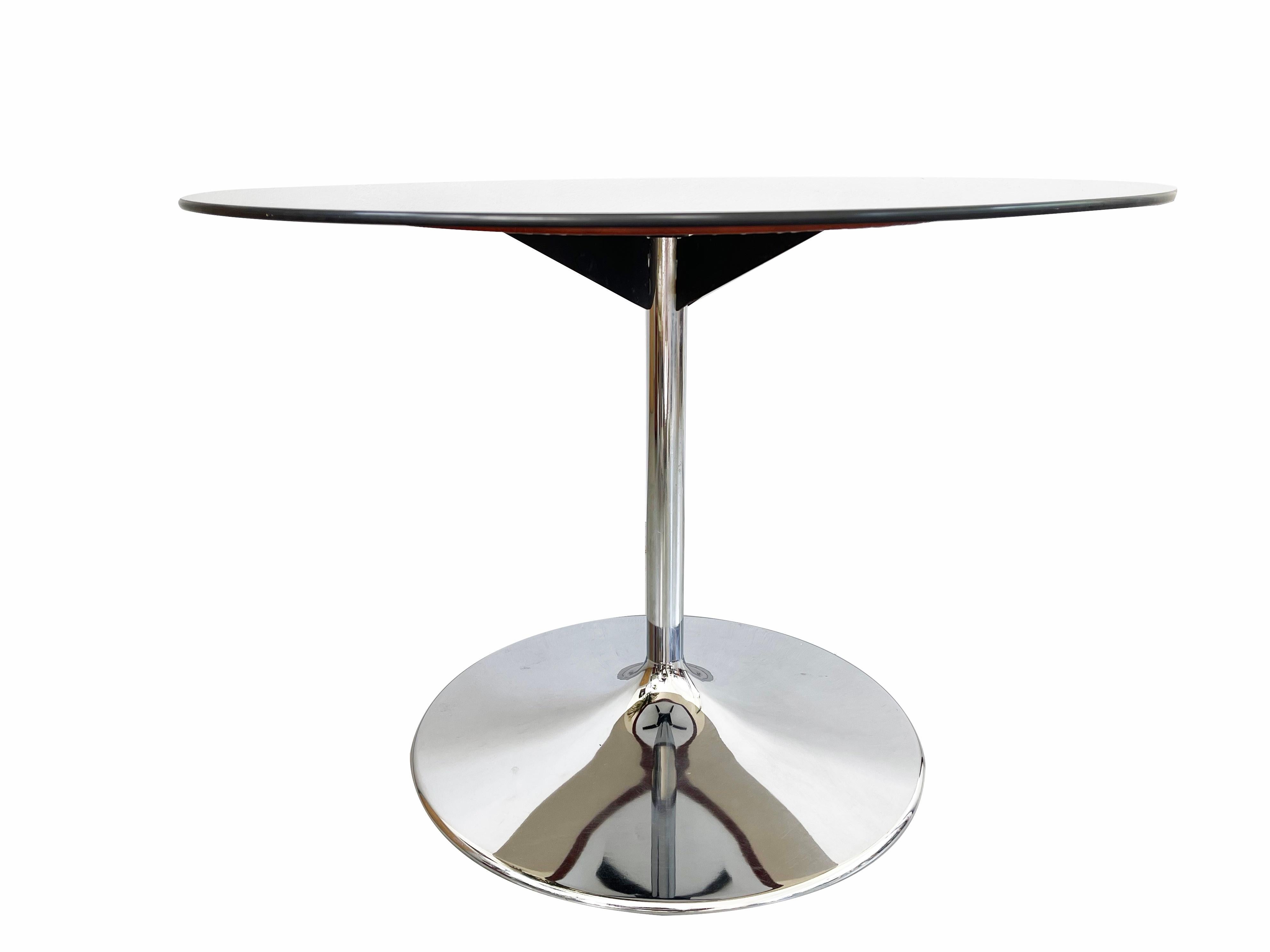 Der Glasplatten-ø beträgt ca. 105 cm/41,3 Zoll.

Fantastisches Design aus der Mitte des Jahrhunderts, hier im Stil von Eero Saarinen:
Der rauchige Grau-Braun-Ton der runden, klobigen Tischplatte passt wunderbar zu dem ausladenden