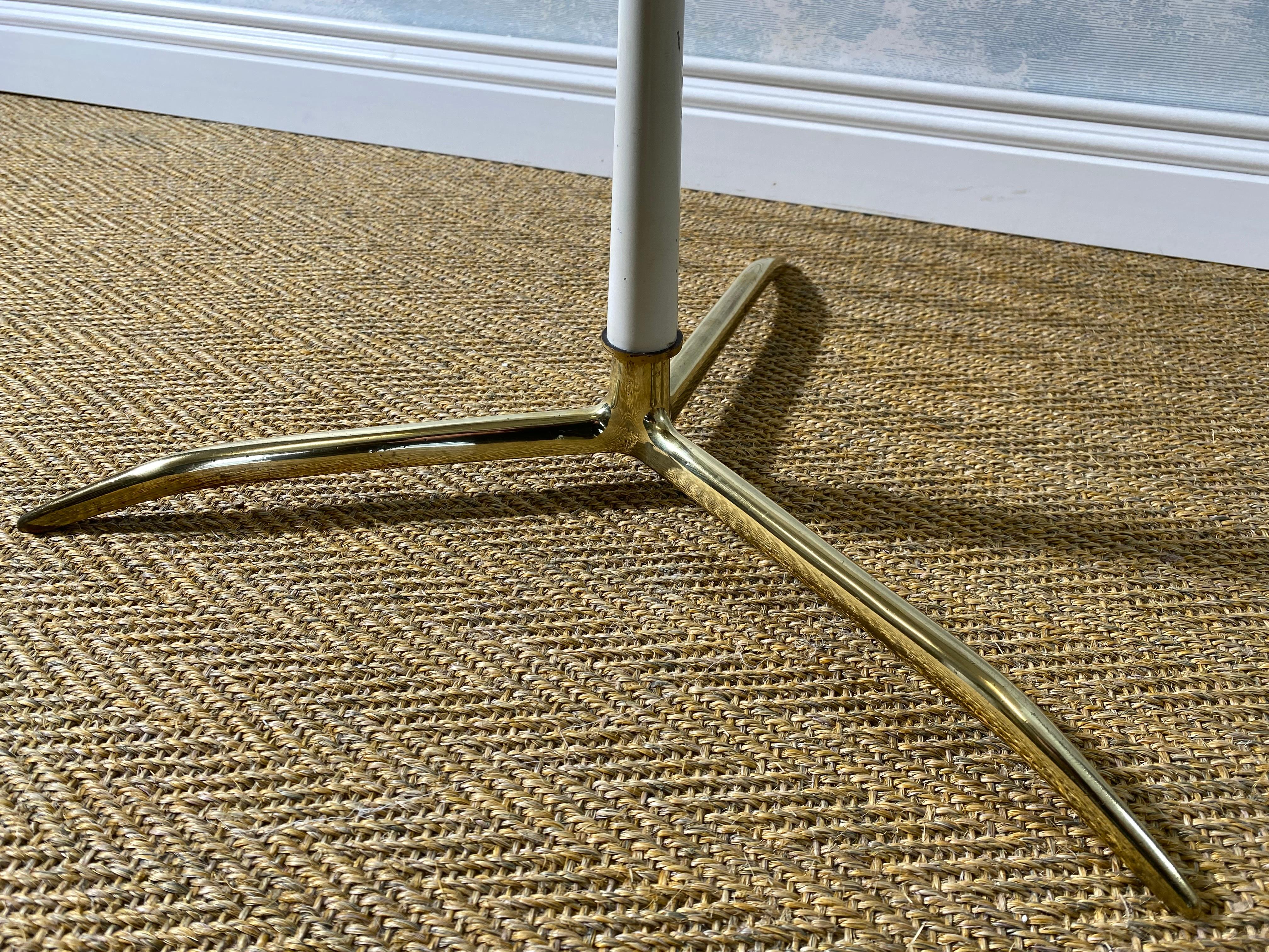 Runder Couchtisch aus Rauchglas mit Dreibein-Sockel aus Messing, Deutschland 1960er Jahre (Hollywood Regency)