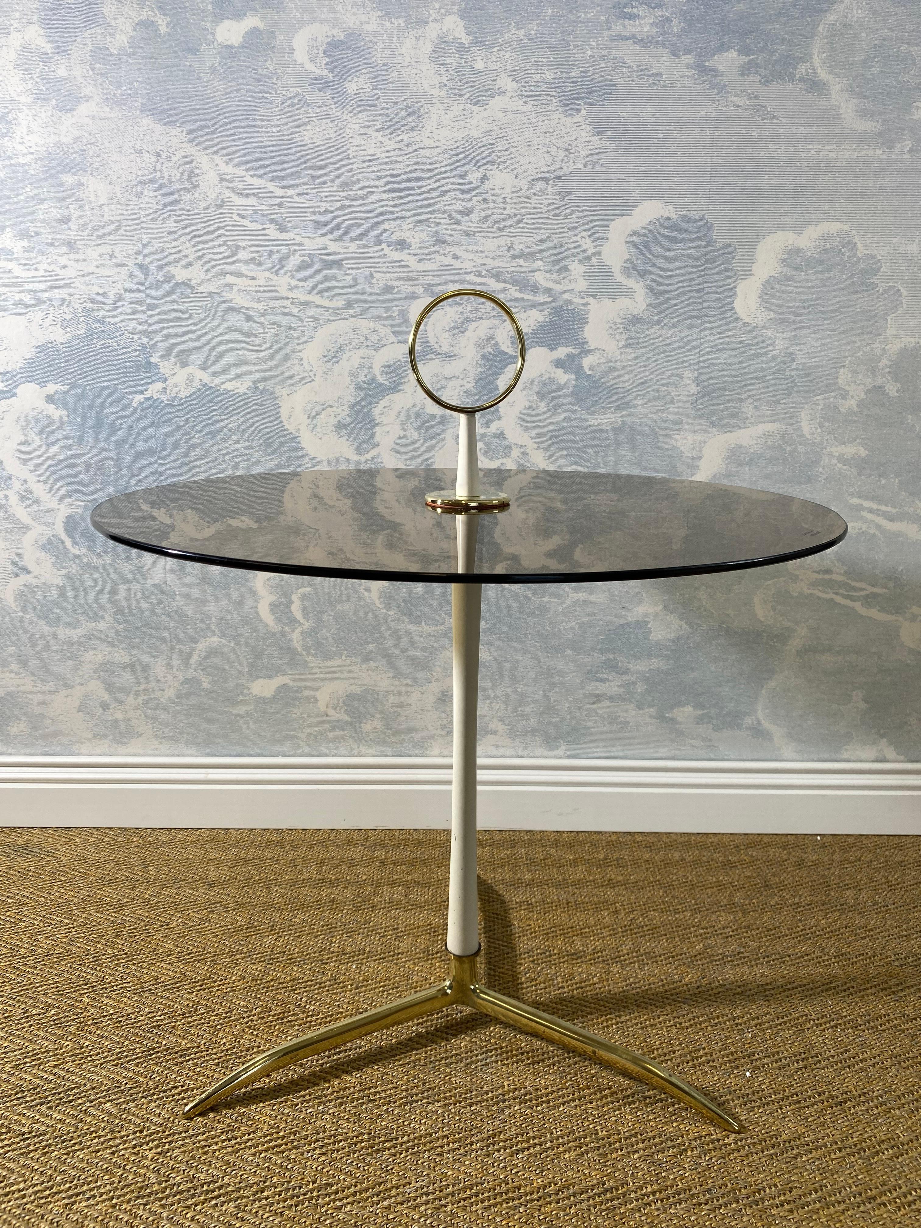 Runder Couchtisch aus Rauchglas mit Dreibein-Sockel aus Messing, Deutschland 1960er Jahre (Mitte des 20. Jahrhunderts)