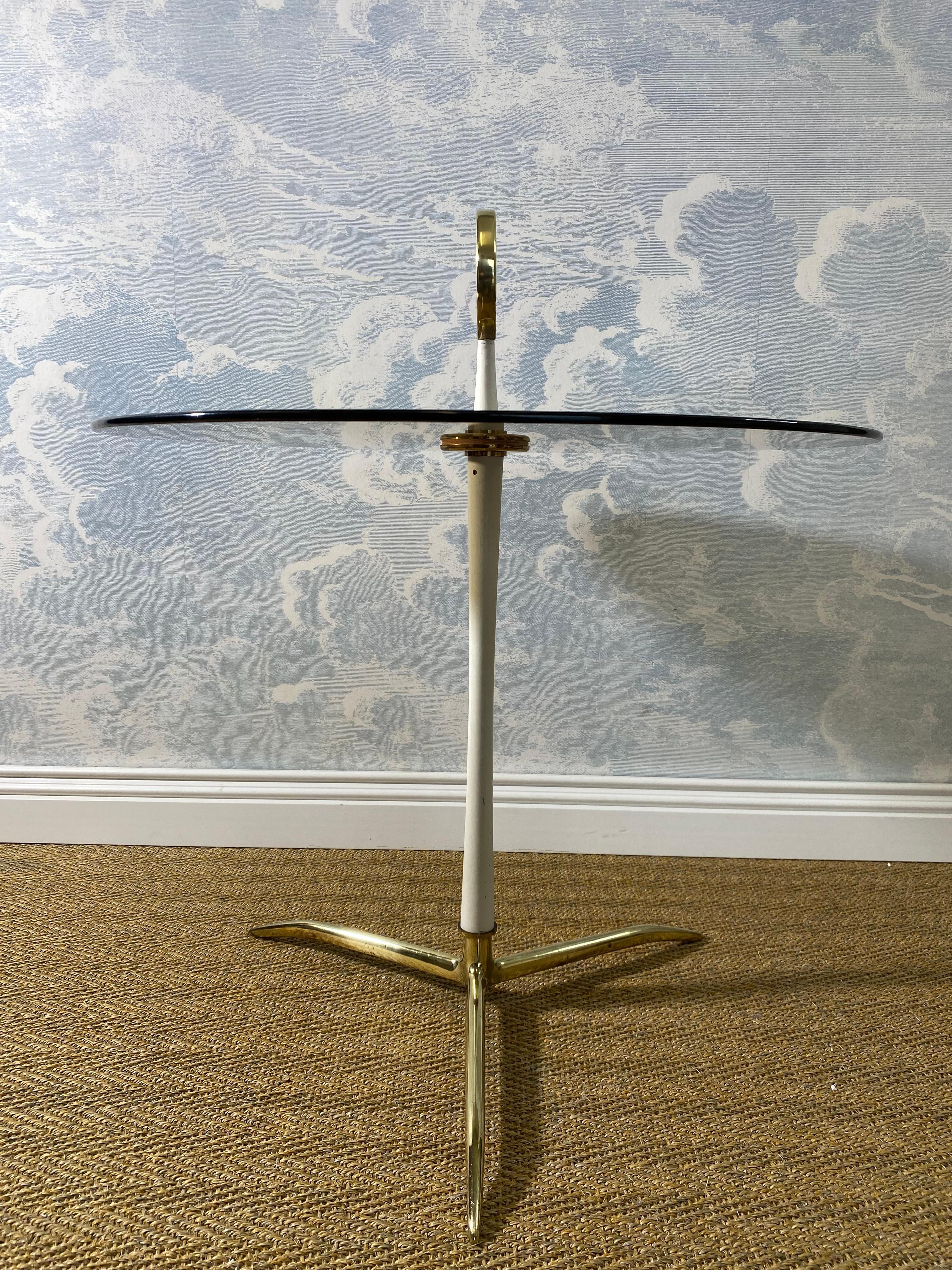 Runder Couchtisch aus Rauchglas mit Dreibein-Sockel aus Messing, Deutschland 1960er Jahre 1