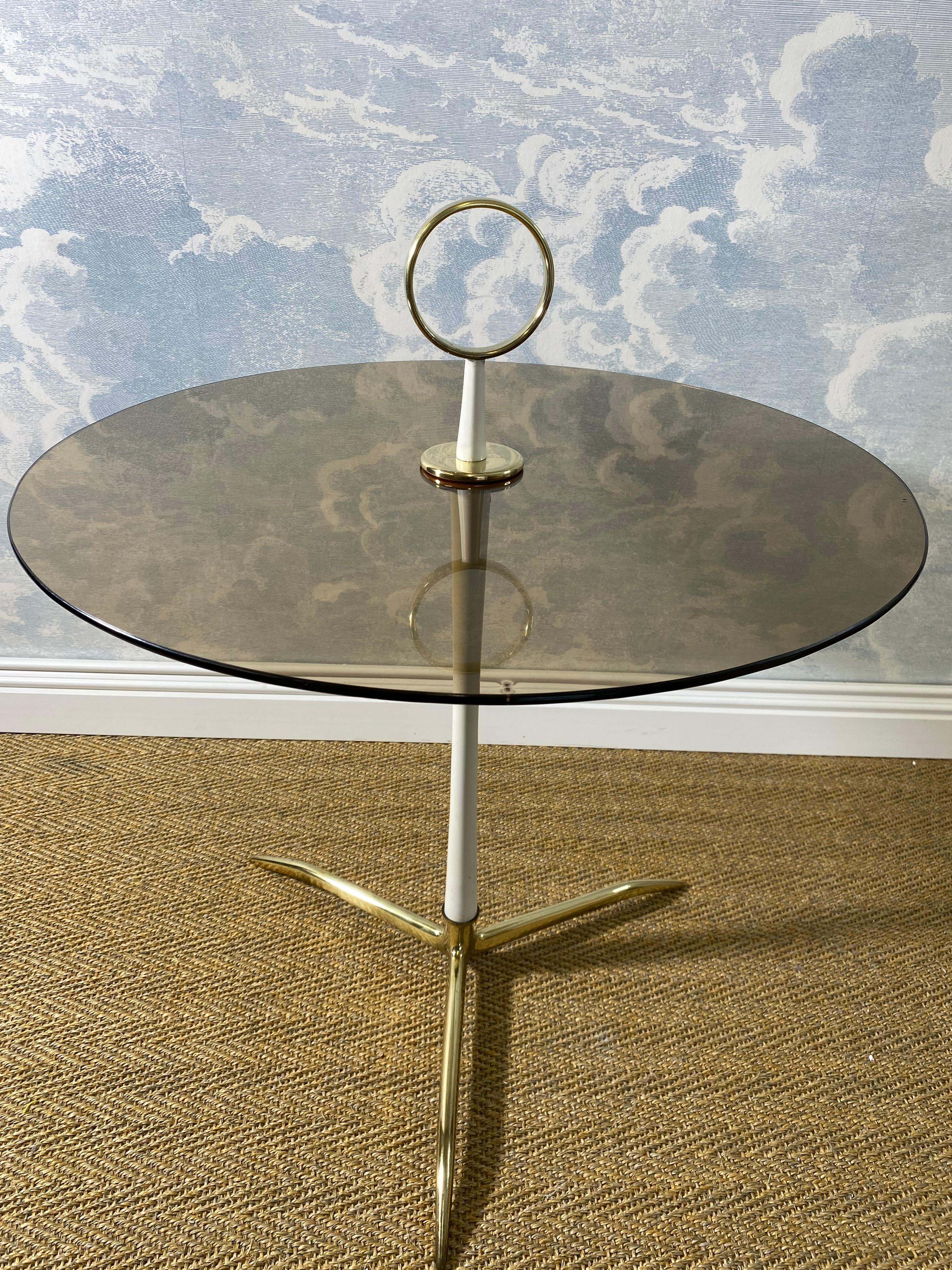 Runder Couchtisch aus Rauchglas mit Dreibein-Sockel aus Messing, Deutschland 1960er Jahre 3