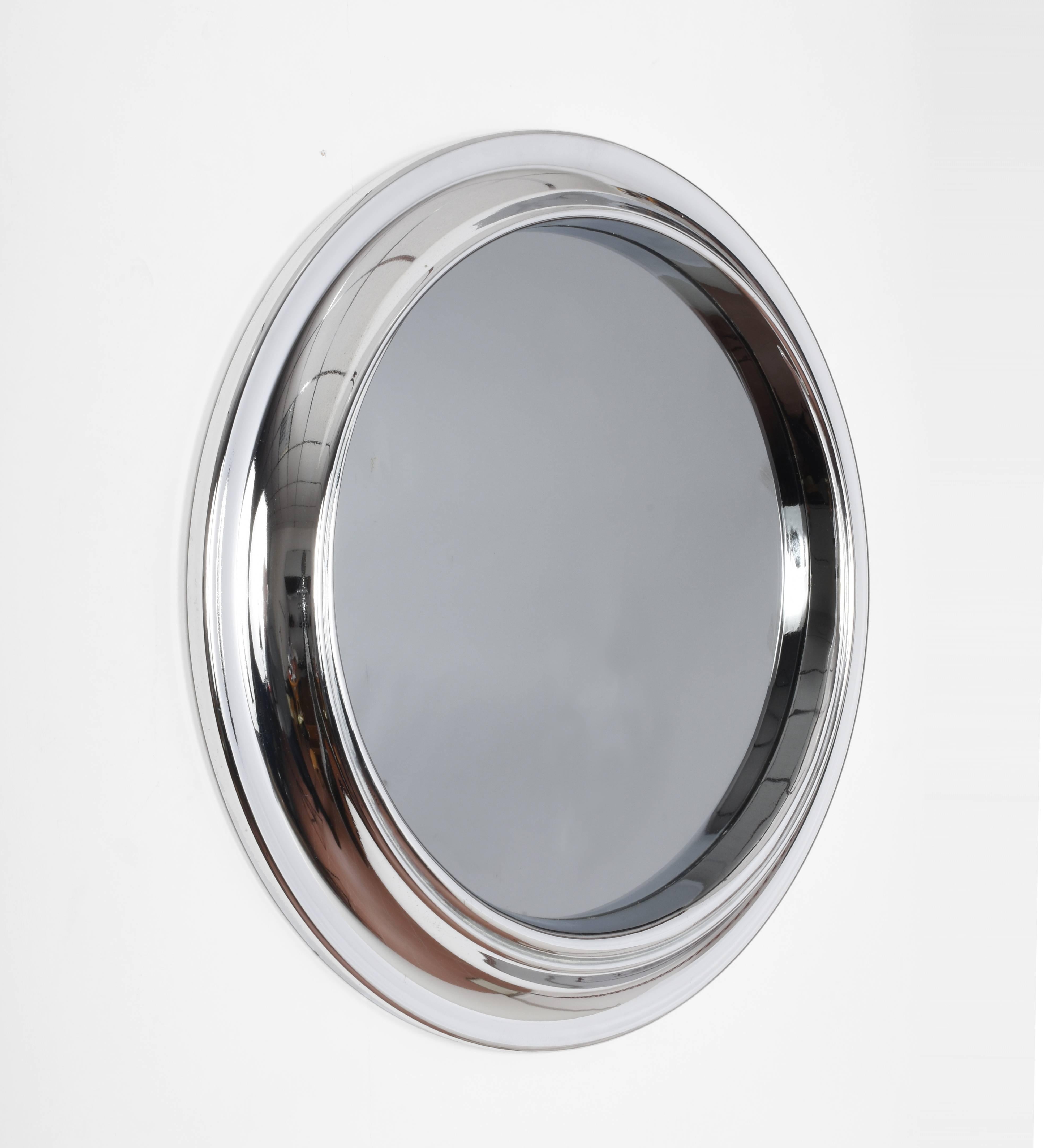 Modernistischer italienischer Chromspiegel.
Runder Spiegel mit poliertem Chromrahmen. Der ursprüngliche Spiegel in der Mitte ist in ausgezeichnetem Zustand, und der Rahmen hat eine konkave Mitte, die Tiefe und Textur erzeugt. Dieser einfache