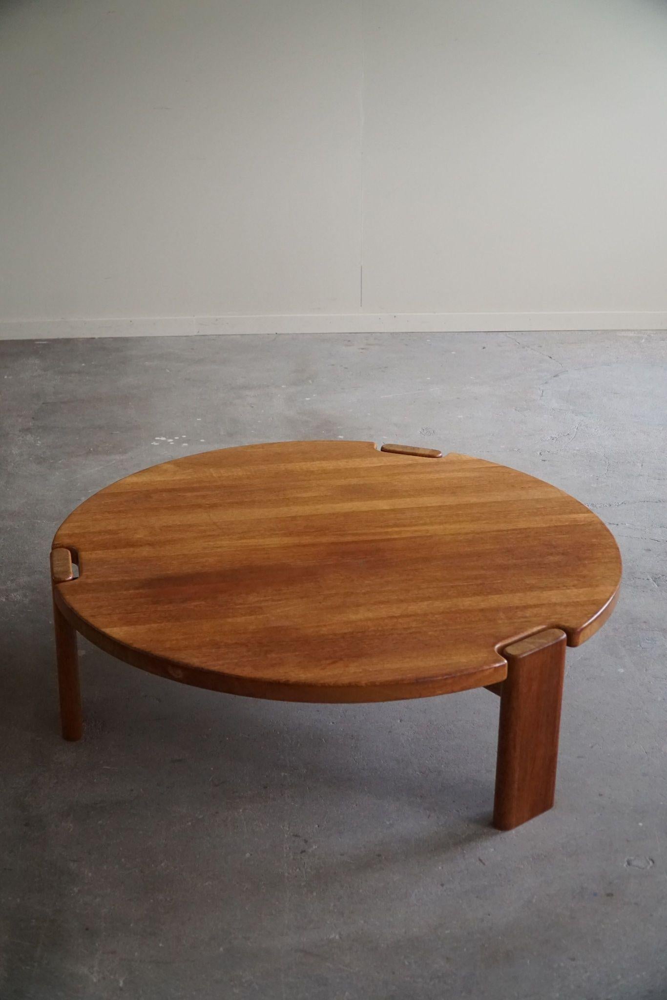 Introducing a timeless mid century round sofa/coffee table crafted from teak and made by Komfort Møbler in Denmark during the 1960s. This elegant and versatile piece exemplifies the iconic design aesthetics of its era.

Crafted from teak, renowned