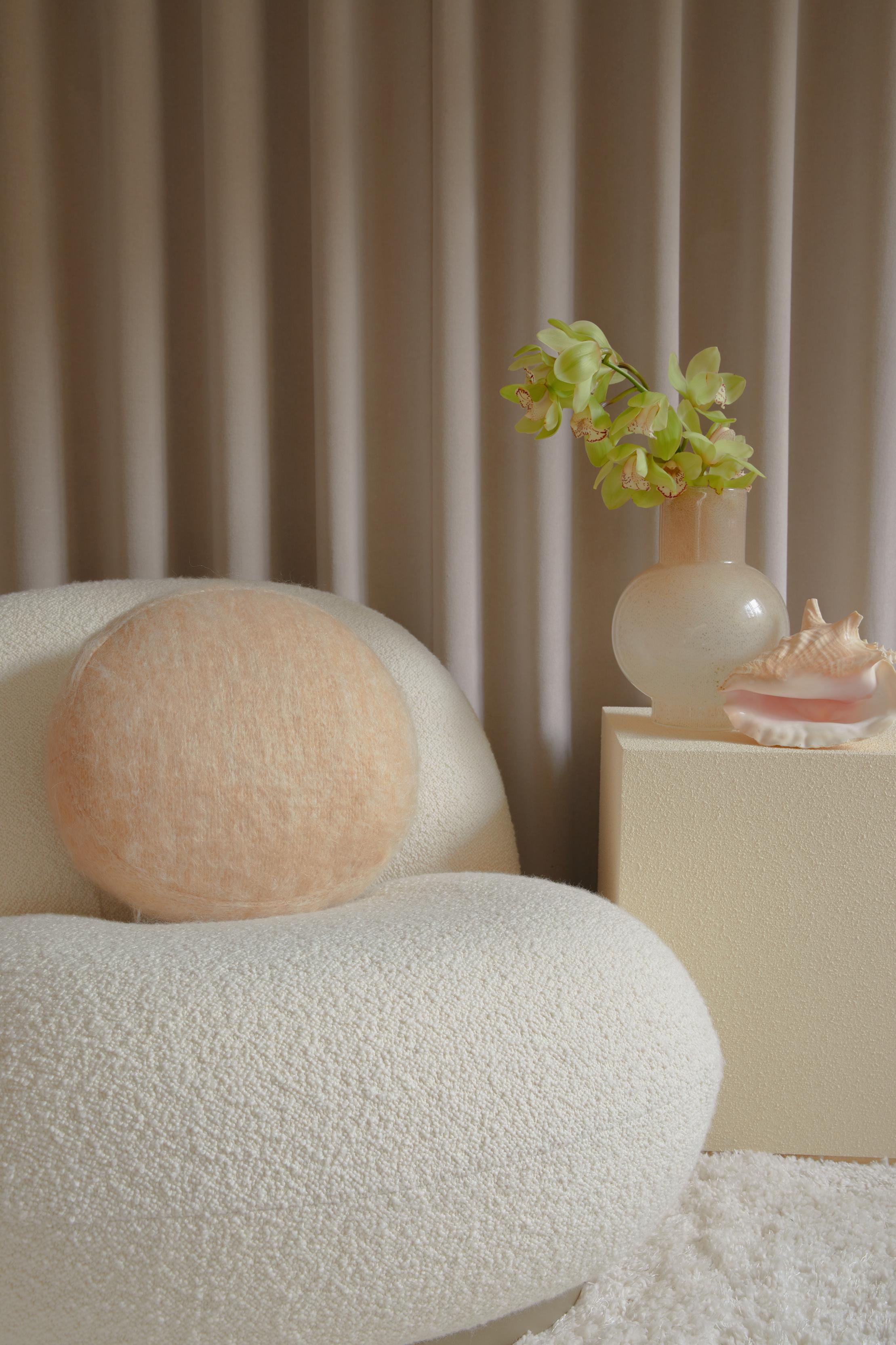 Cuscino rotondo in morbido mohair BONBON di colore beige.
Dimensioni: Diametro 45 cm, altezza 10 cm (cuscino interno incluso di 50 cm di diametro e circa 10 cm di altezza per ottenere una forma più rotonda).
Realizzato a mano in Svezia

Composizione