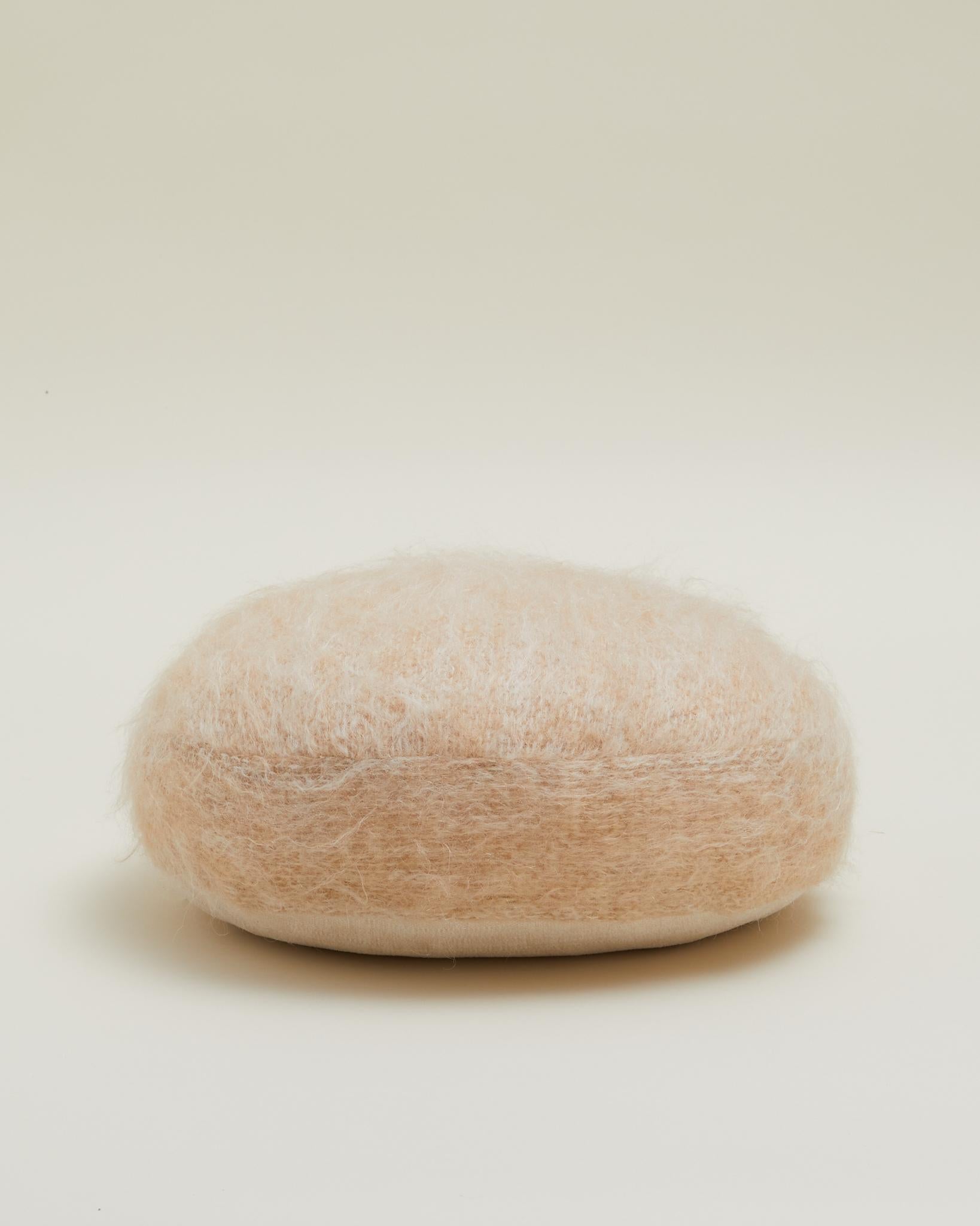 Svedese Cuscino rotondo in morbido mohair beige 45 cm in vendita