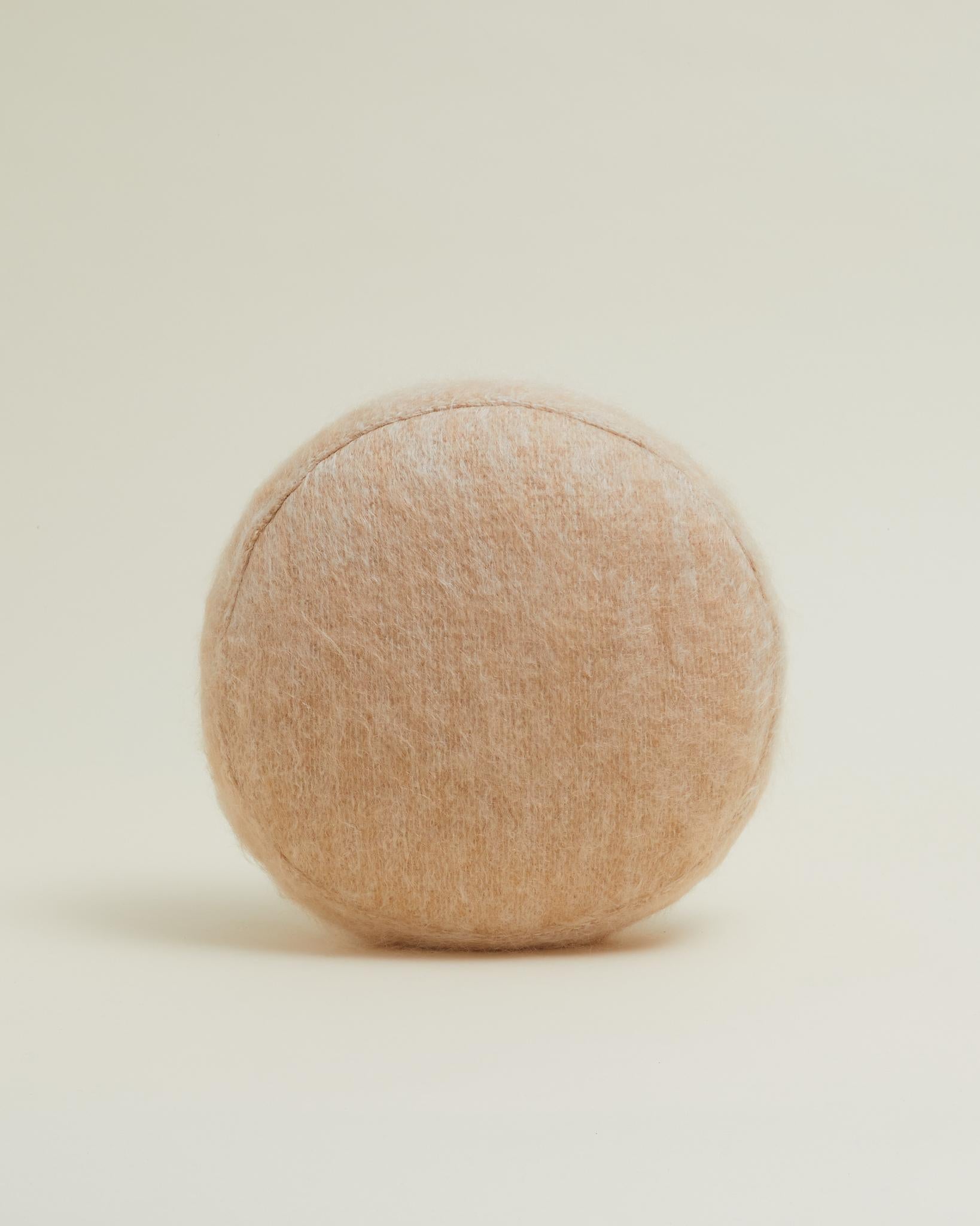 Svedese Cuscino rotondo in morbido mohair beige 45 cm in vendita