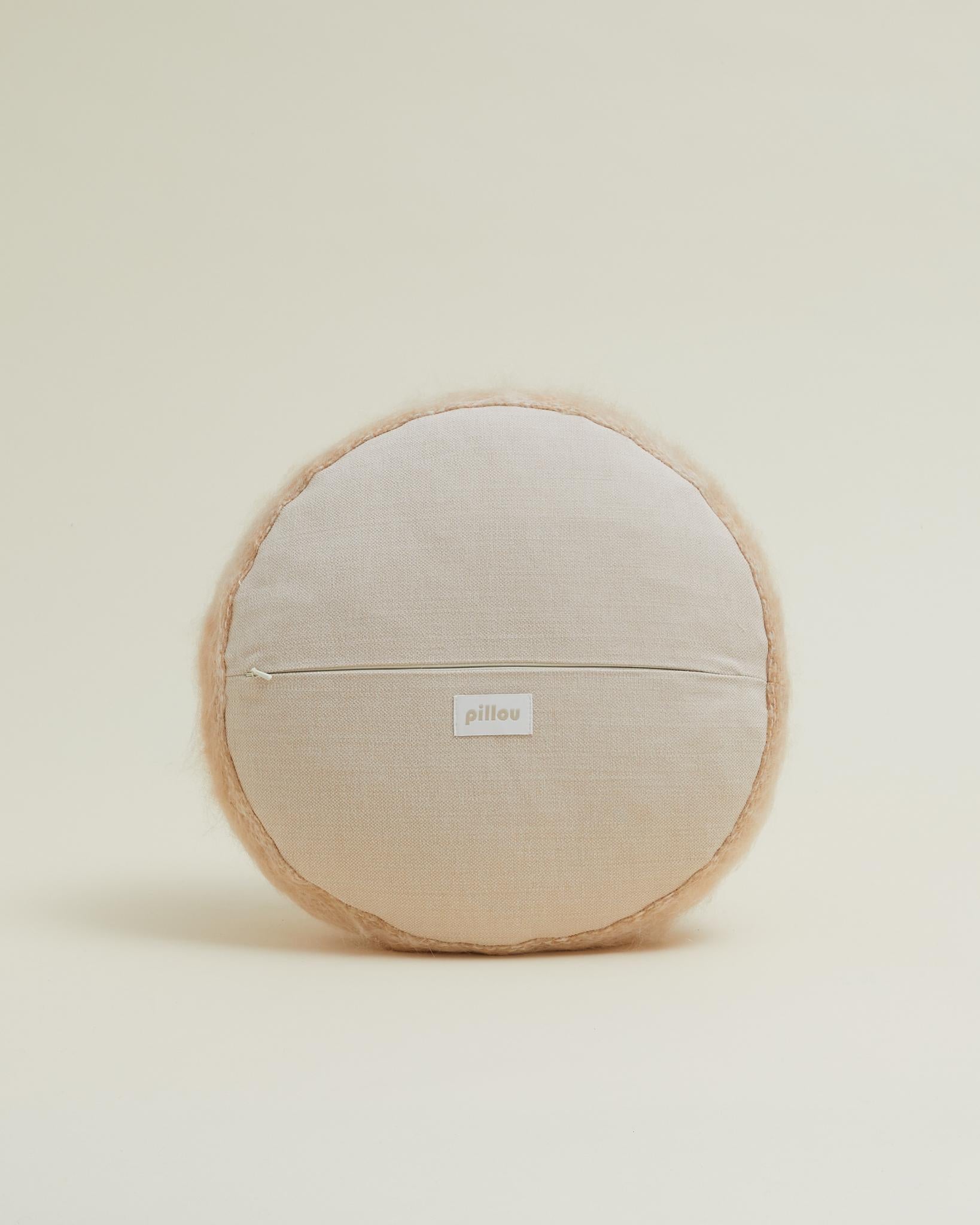 Cuscino rotondo in morbido mohair beige 45 cm In condizioni Nuovo in vendita a Stockholm, SE