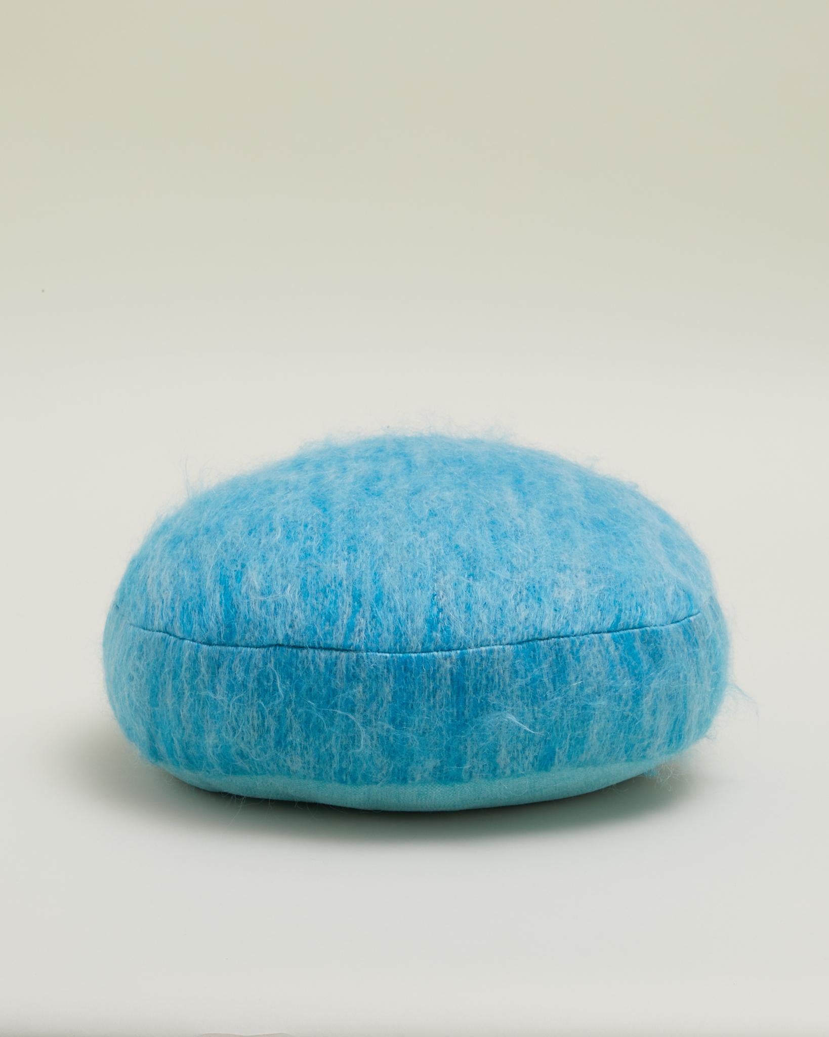 Moderno Cuscino rotondo in morbido mohair blu in vendita