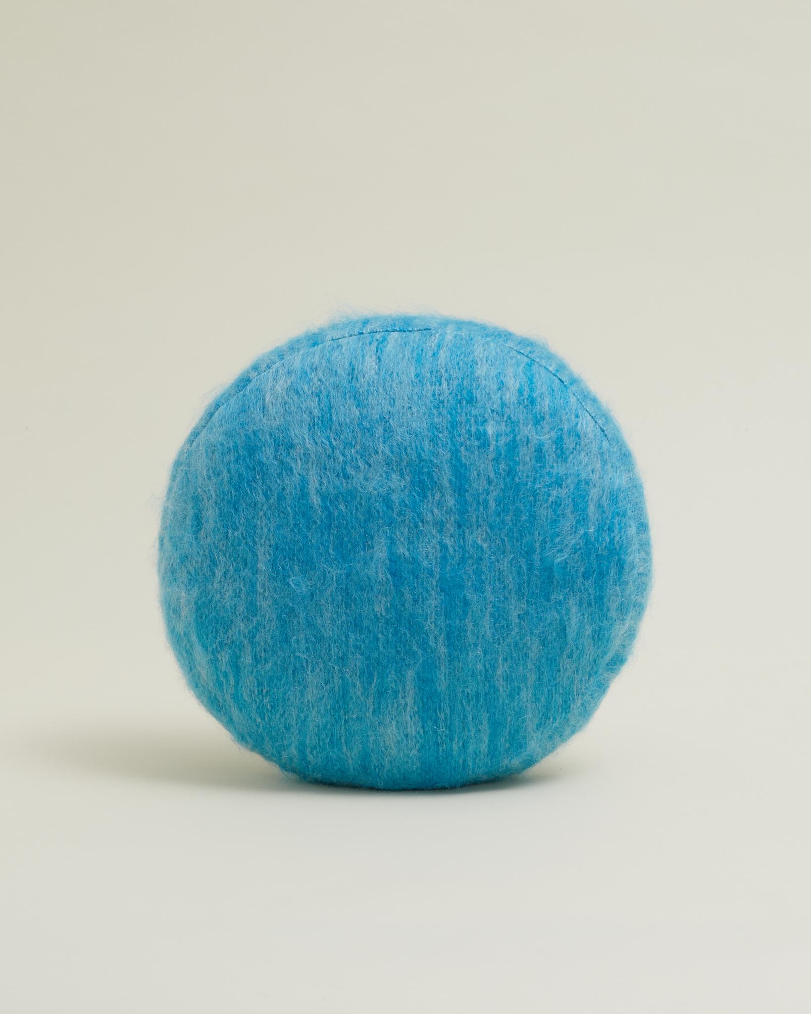 Cuscino rotondo in morbido mohair blu In condizioni Nuovo in vendita a Stockholm, SE