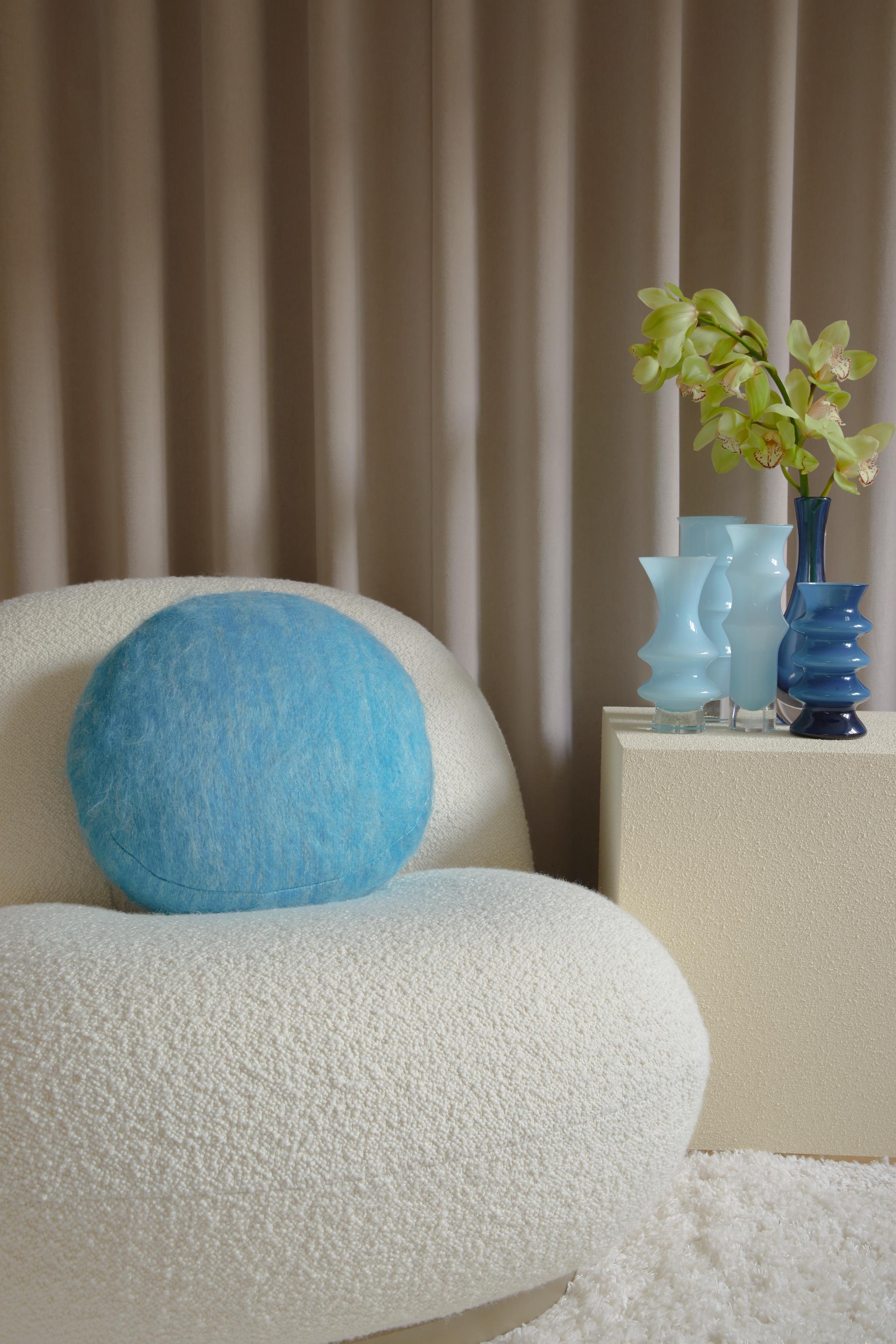 XXI secolo e contemporaneo Cuscino rotondo in morbido mohair blu in vendita