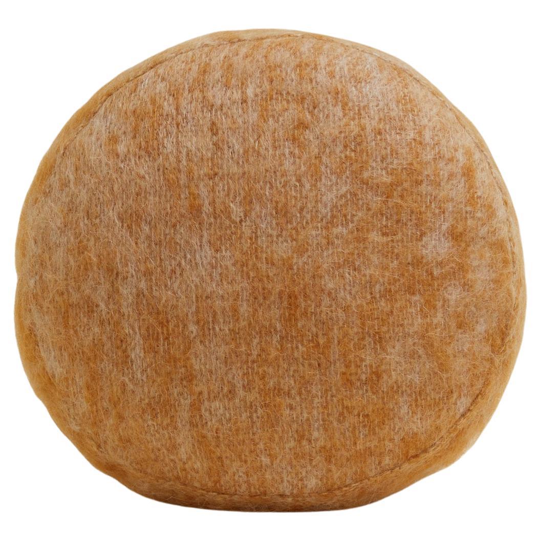 Cuscino rotondo in morbido mohair color cammello