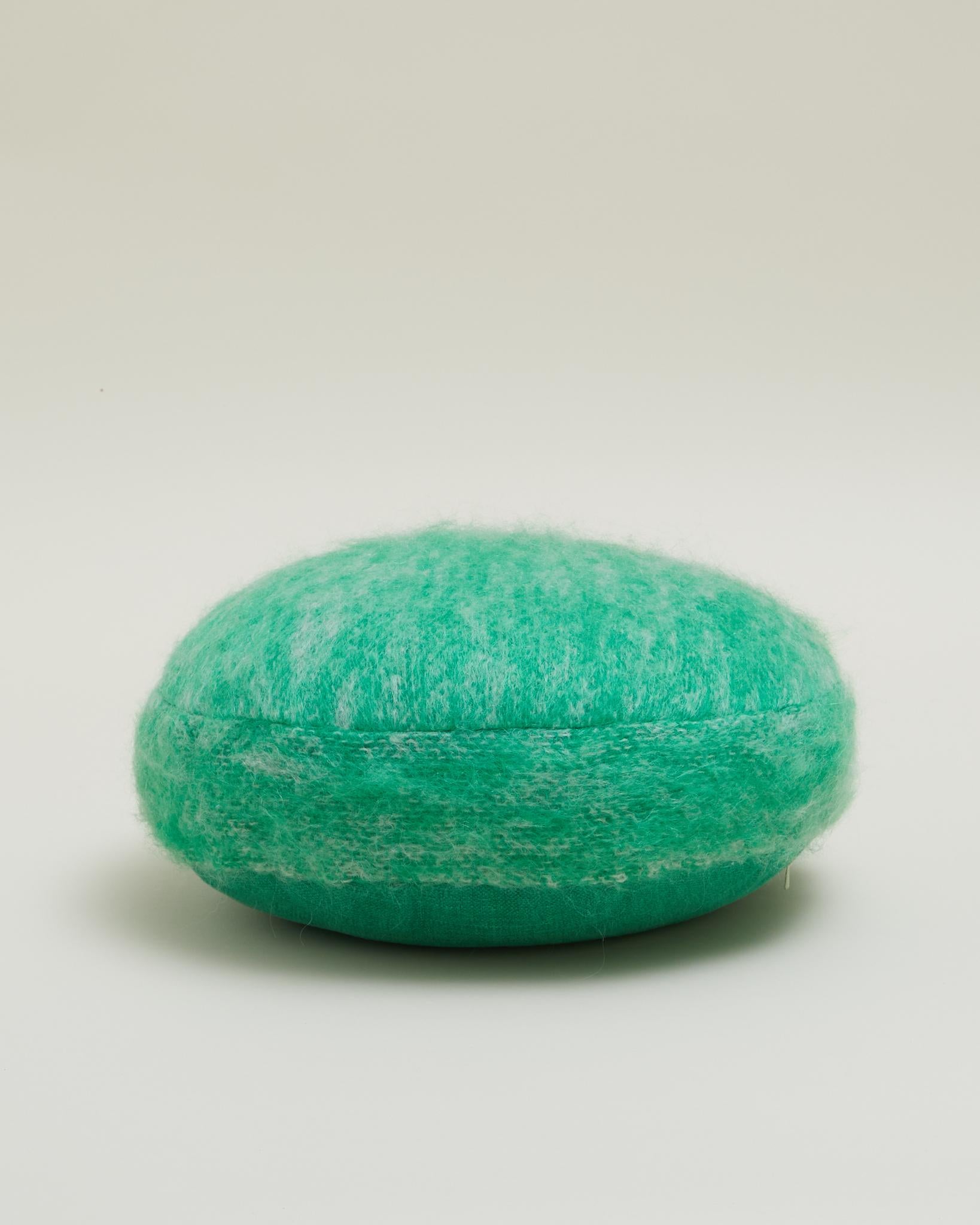 Svedese Cuscino rotondo in morbido mohair di colore verde 45 cm in vendita