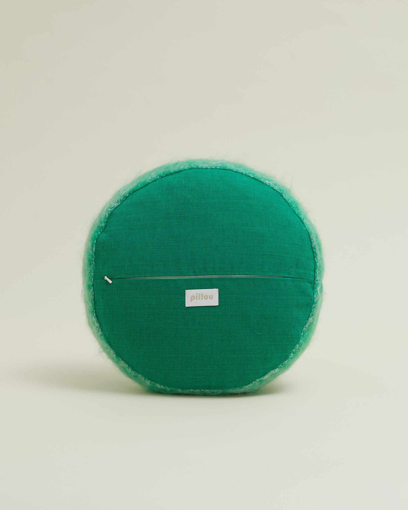 Cuscino rotondo in morbido mohair di colore verde 45 cm In condizioni Nuovo in vendita a Stockholm, SE