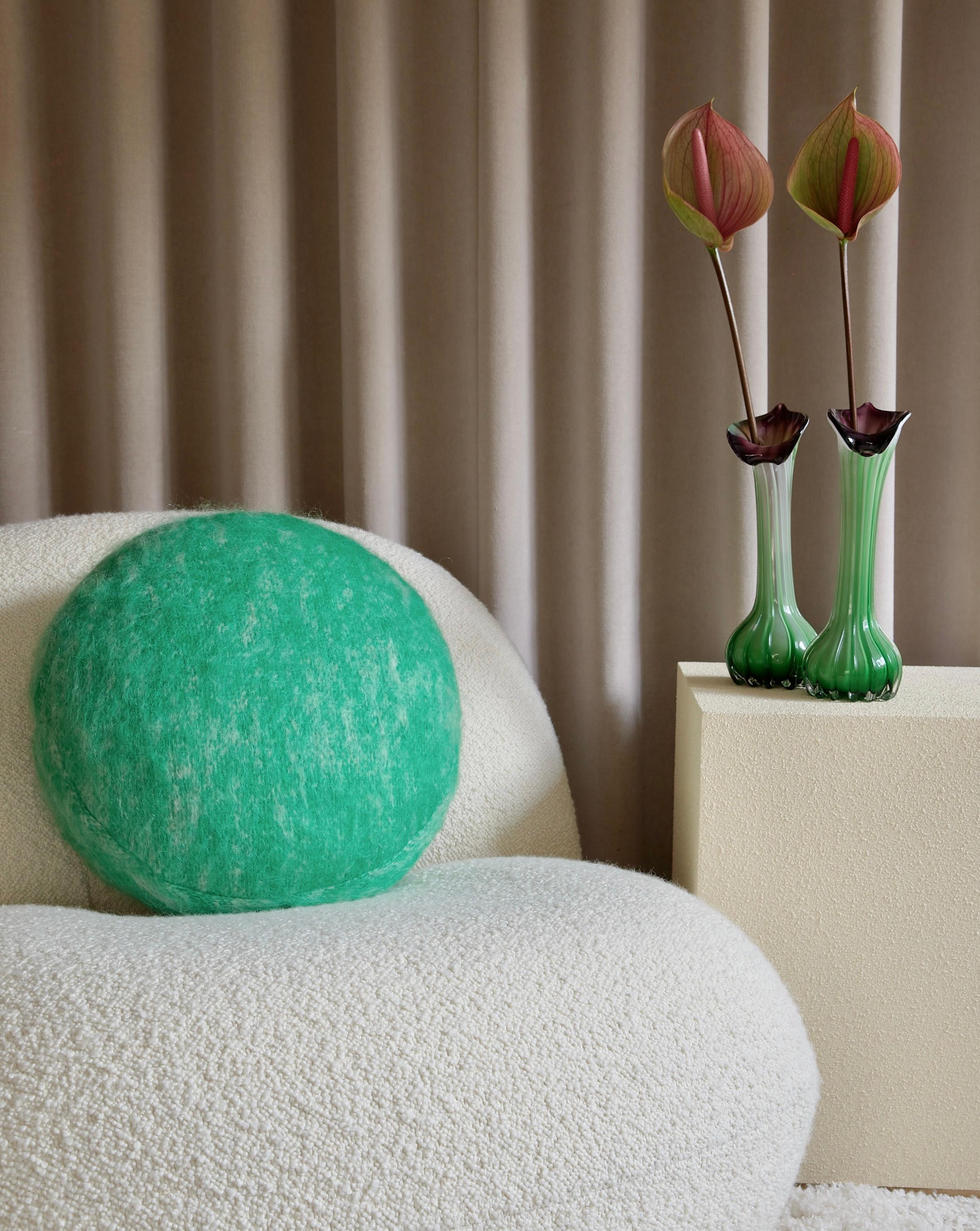 XXIe siècle et contemporain Oreiller rond en mohair souple vert 45 cm en vente