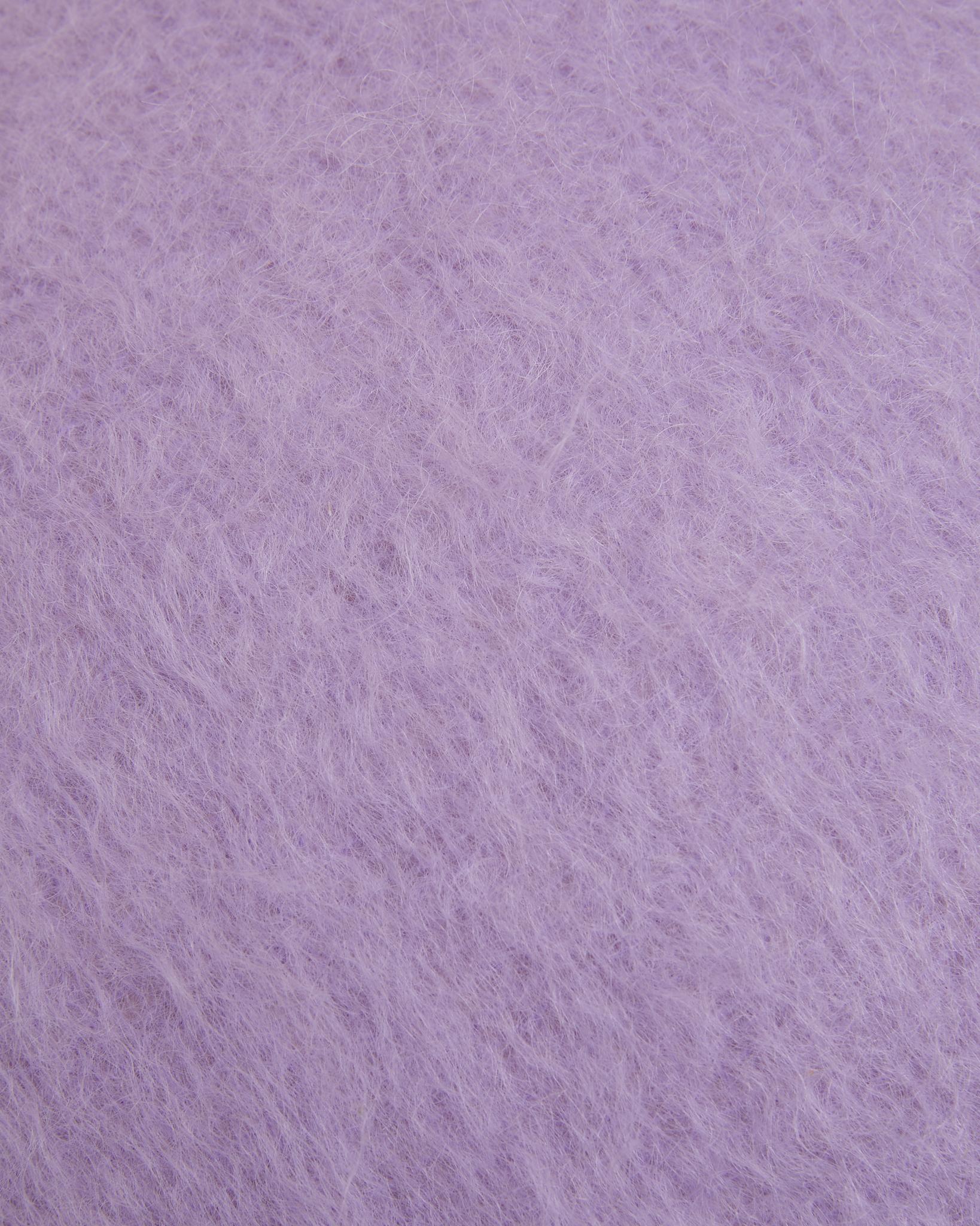 Cuscino rotondo in morbido mohair BONBON nel colore Lavendel Lilac.
Dimensioni: Diametro 45 cm, altezza 10 cm (cuscino interno incluso di 50 cm di diametro e circa 10 cm di altezza per ottenere una forma più rotonda).
Realizzato a mano in