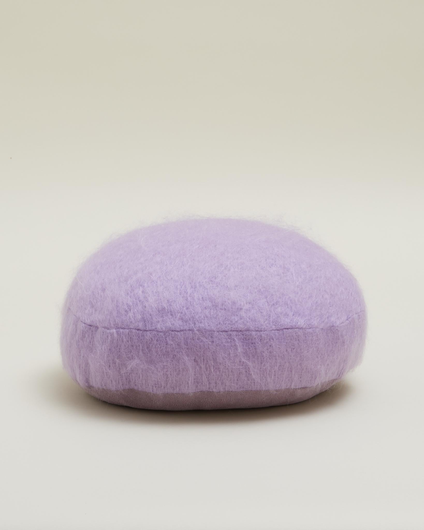 Moderno Cuscino rotondo in morbido mohair di Lavendel 45 cm in vendita