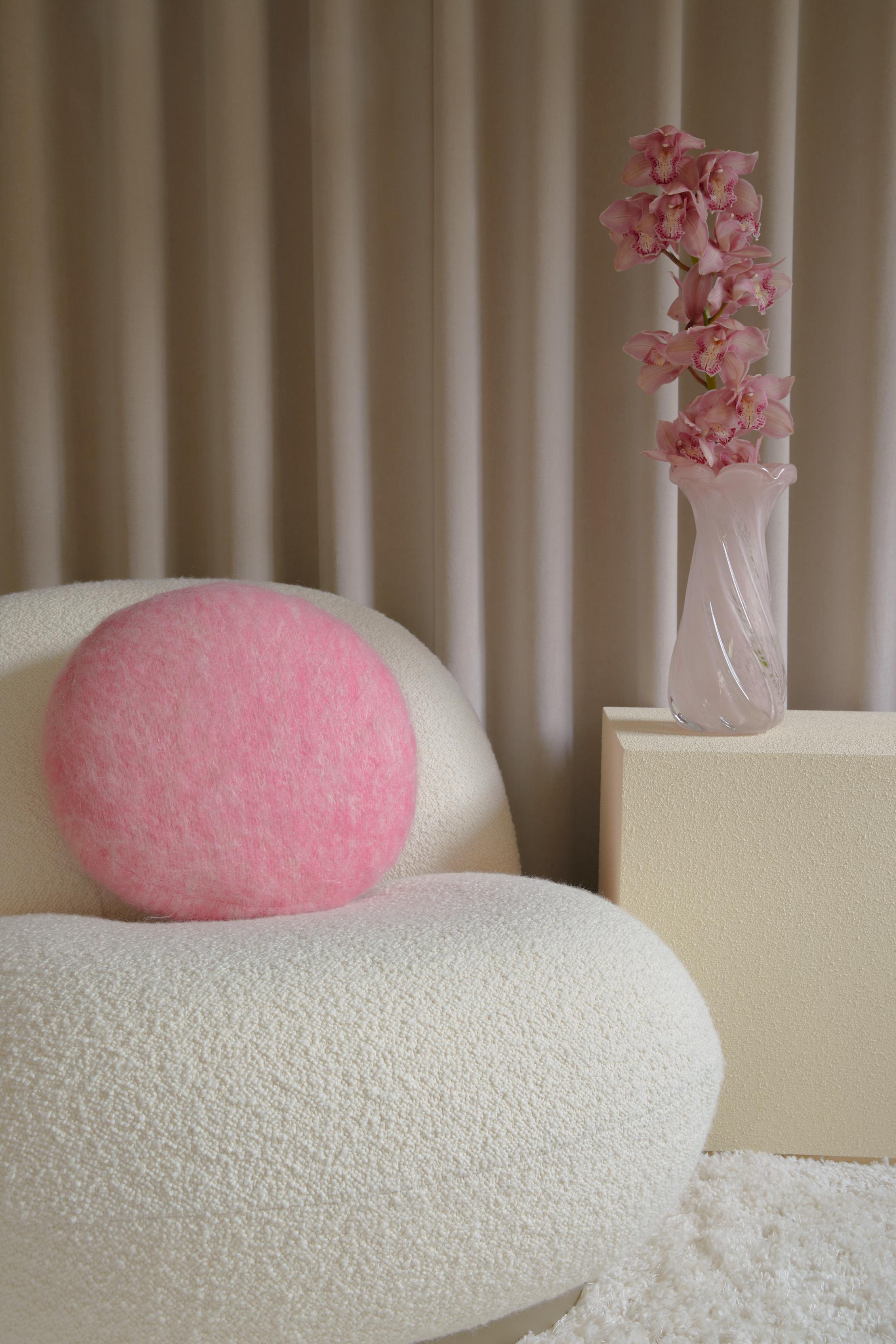 Cuscino rotondo in morbido mohair BONBON di colore rosa.
Dimensioni: Diametro 45cm, Altezza 10 cm (cuscino interno incluso 50cm di diametro e  10 cm di altezza per ottenere una forma più rotonda)
Realizzato a mano in Svezia

Composizione anteriore: