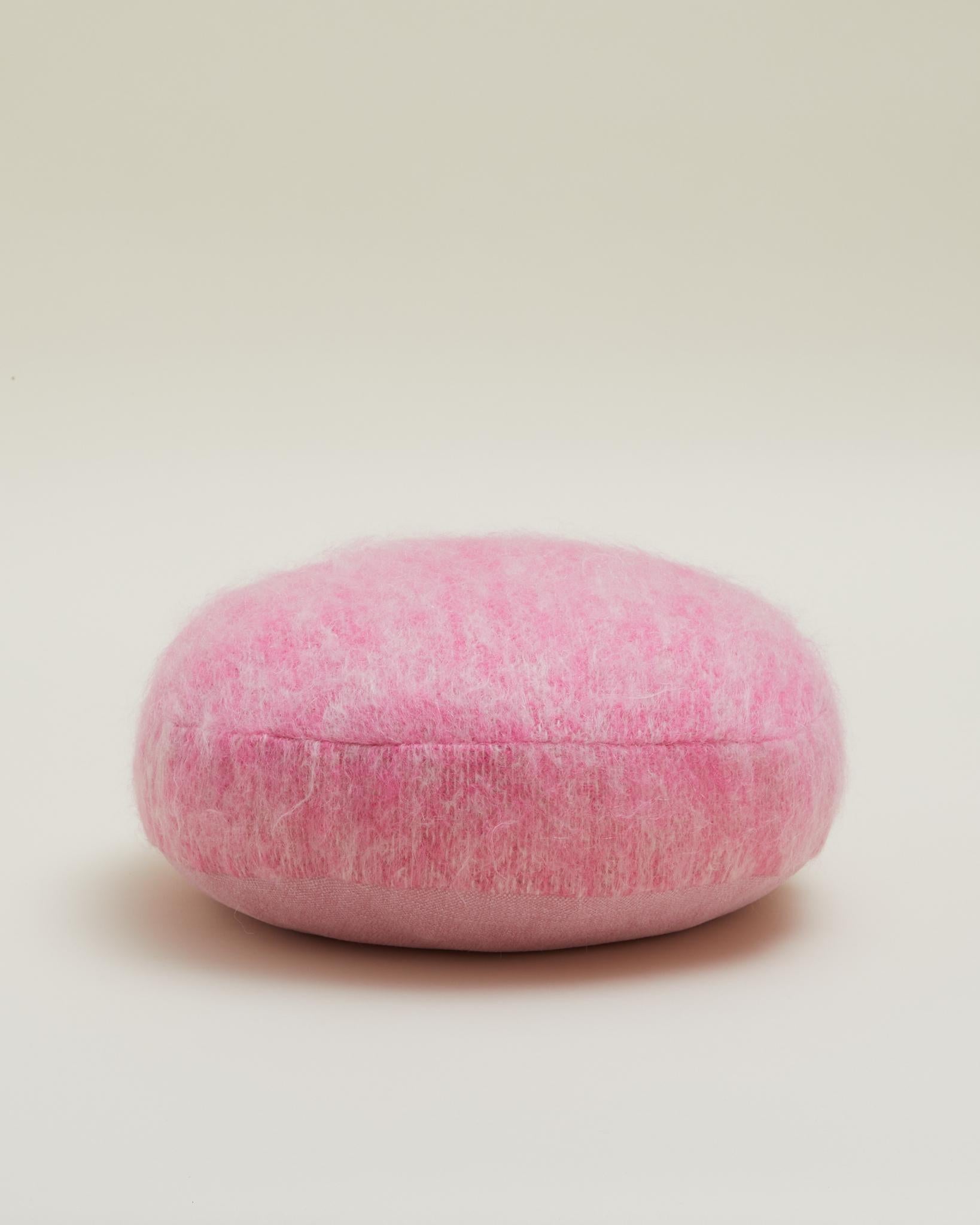 Svedese Cuscino rotondo in morbido mohair rosa 45 cm in vendita