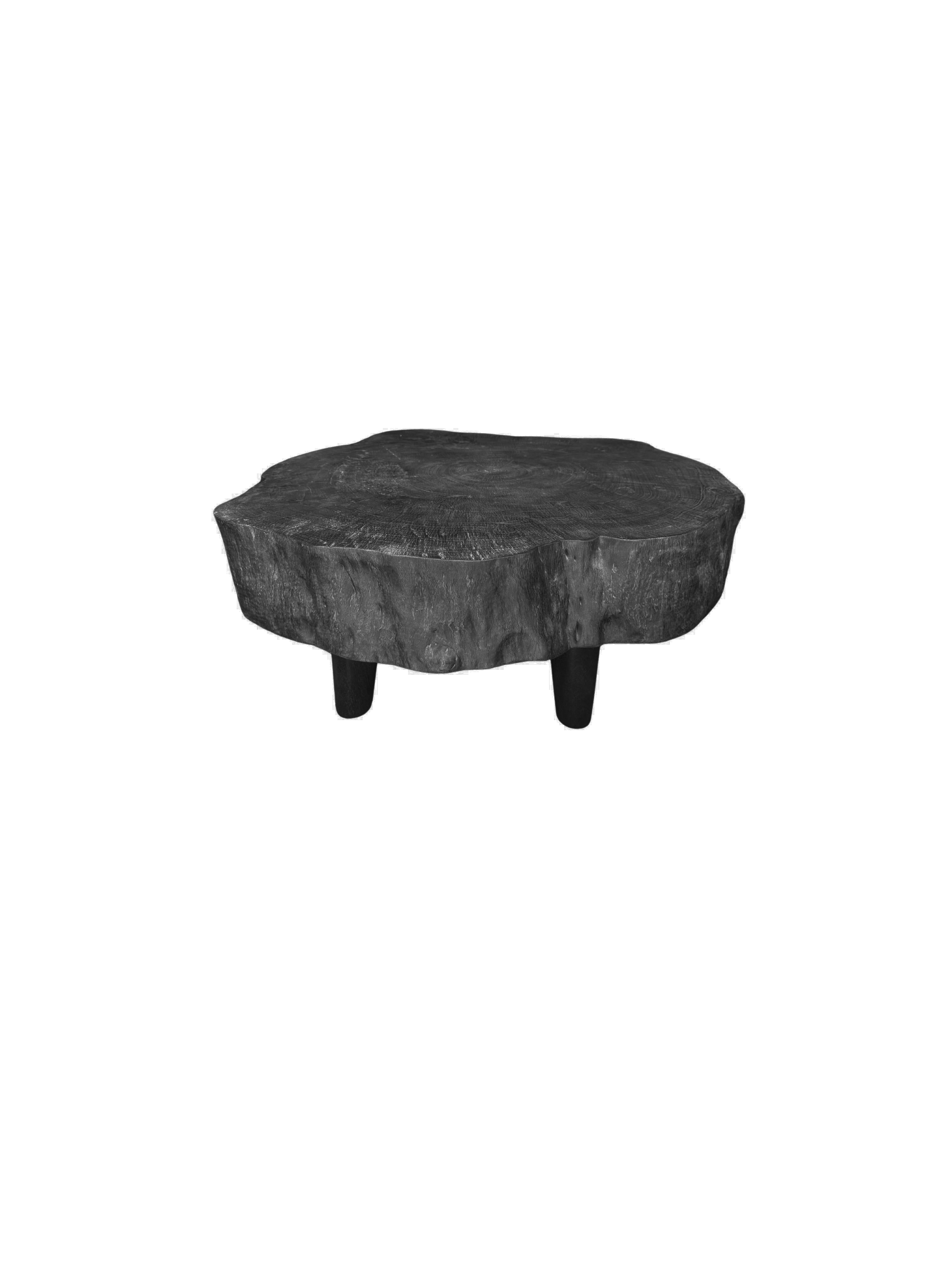 Presentamos nuestra exquisita mesa de sofá redonda de madera de mango orgánico, maravillosamente elaborada con un llamativo acabado quemado que realza la belleza natural de la madera. Esta asombrosa pieza muestra una rica gama de texturas y matices,