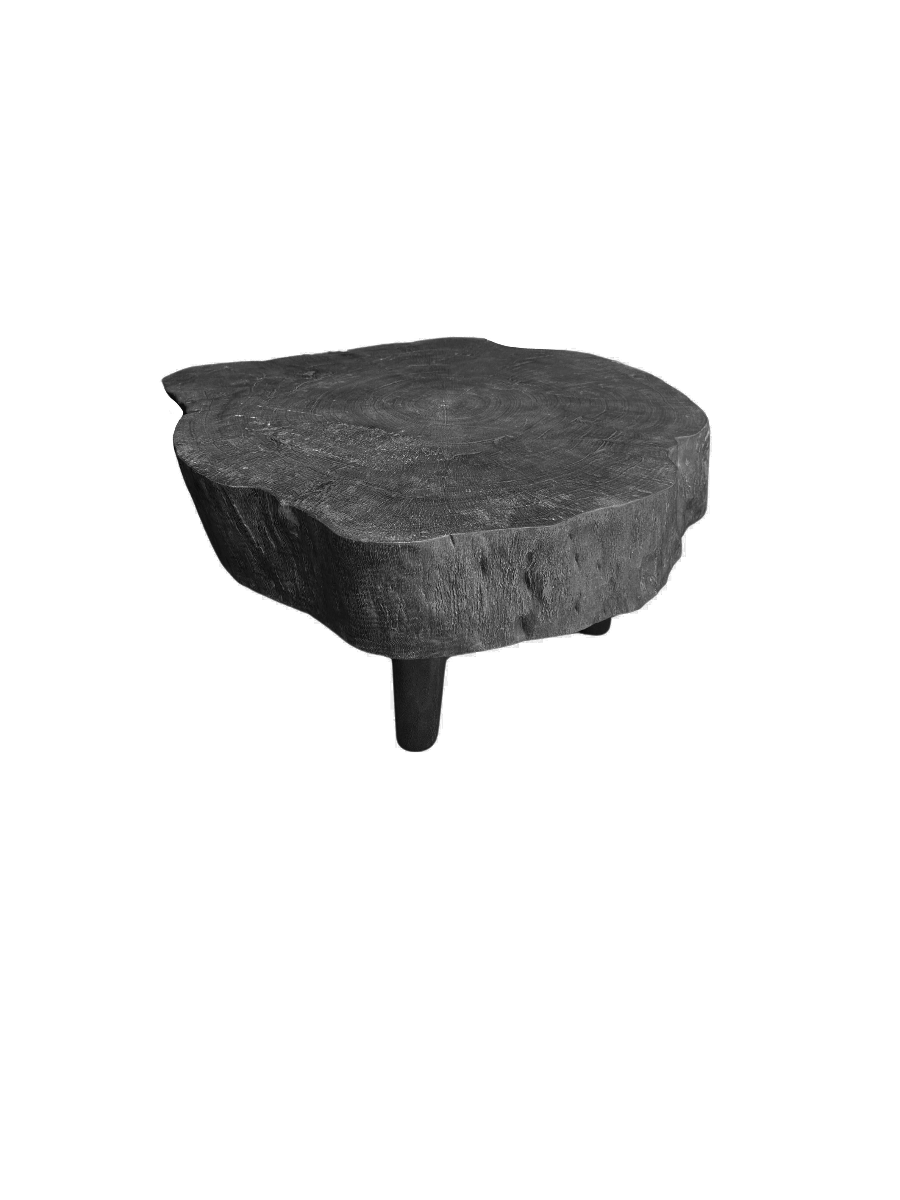 Mesa de Sofá Redonda de Madera Maciza de Mango, Moderna y Orgánica, Impresionantes Texturas de Madera, Quemada Moderno orgánico en venta