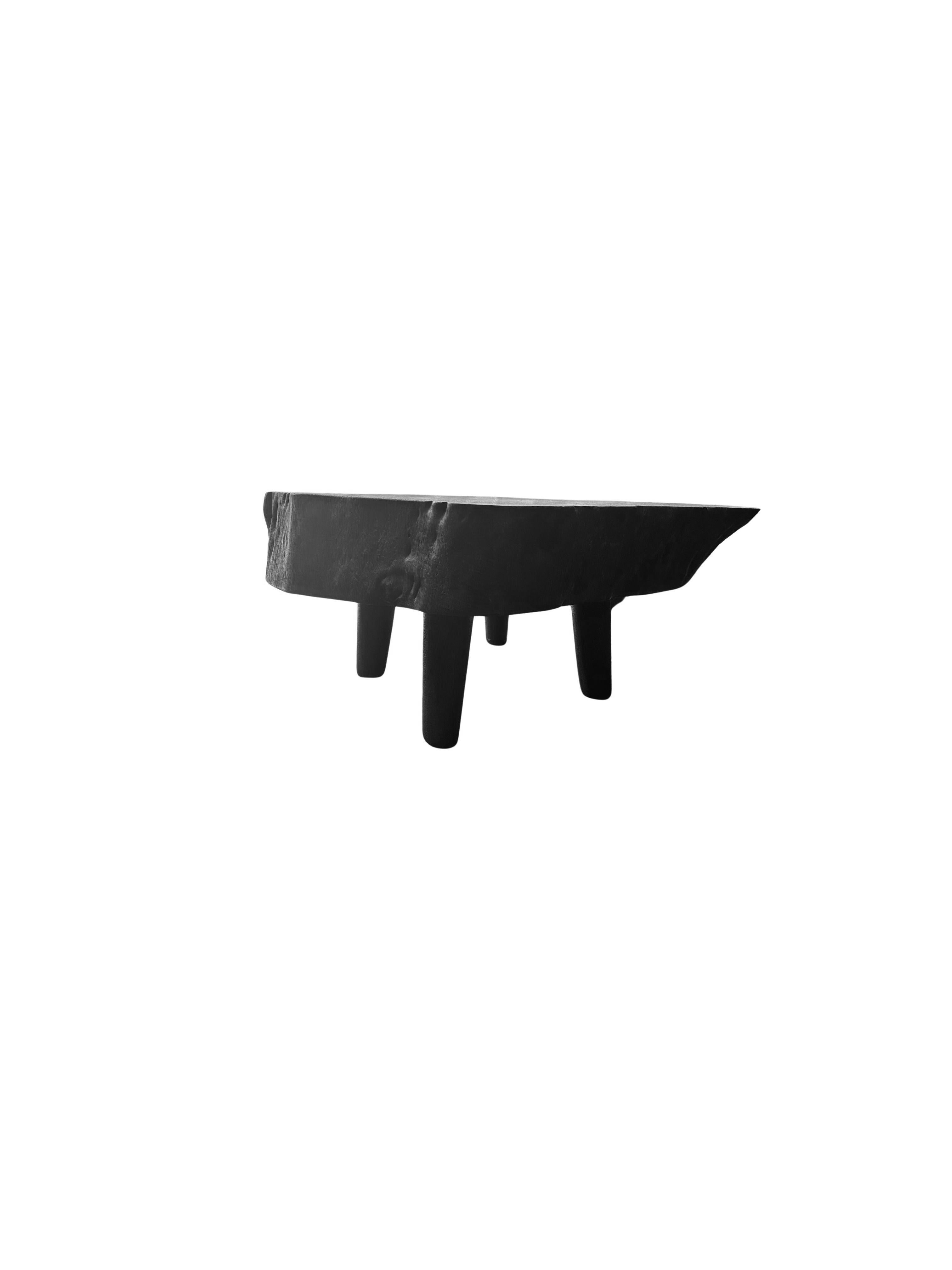Mesa de Sofá Redonda de Madera Maciza de Mango, Moderna y Orgánica, Impresionantes Texturas de Madera, Quemada Indonesio en venta