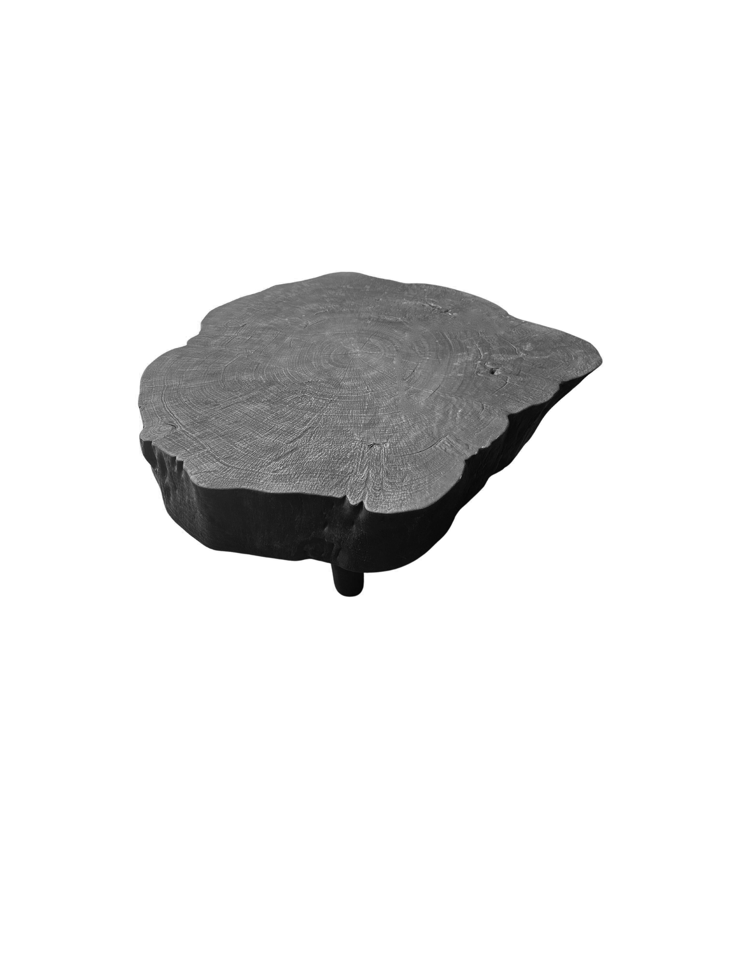 Mesa de Sofá Redonda de Madera Maciza de Mango, Moderna y Orgánica, Impresionantes Texturas de Madera, Quemada en Nuevo estado para la venta en Jimbaran, Bali