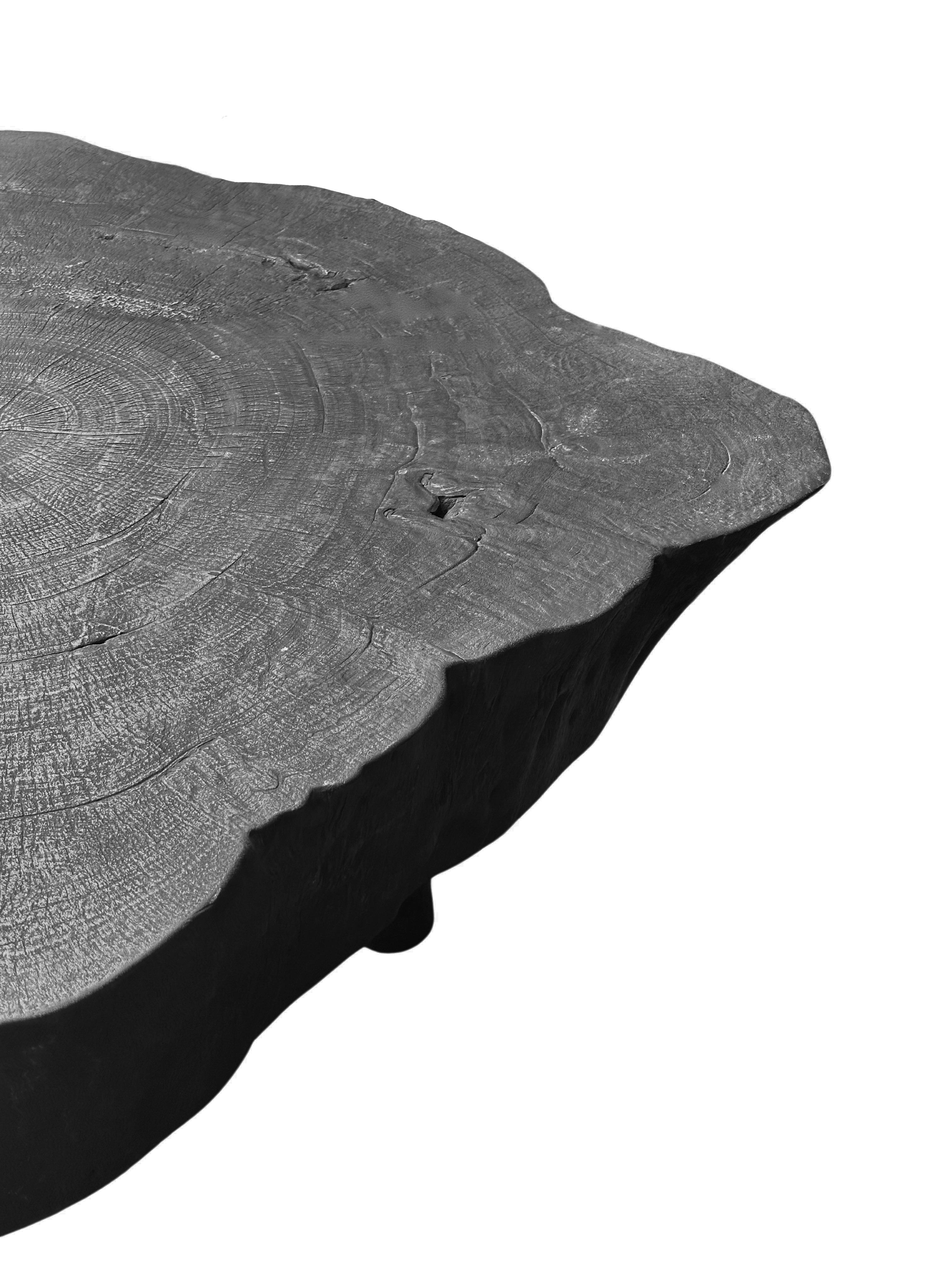 Mesa de Sofá Redonda de Madera Maciza de Mango, Moderna y Orgánica, Impresionantes Texturas de Madera, Quemada Siglo XXI y contemporáneo en venta