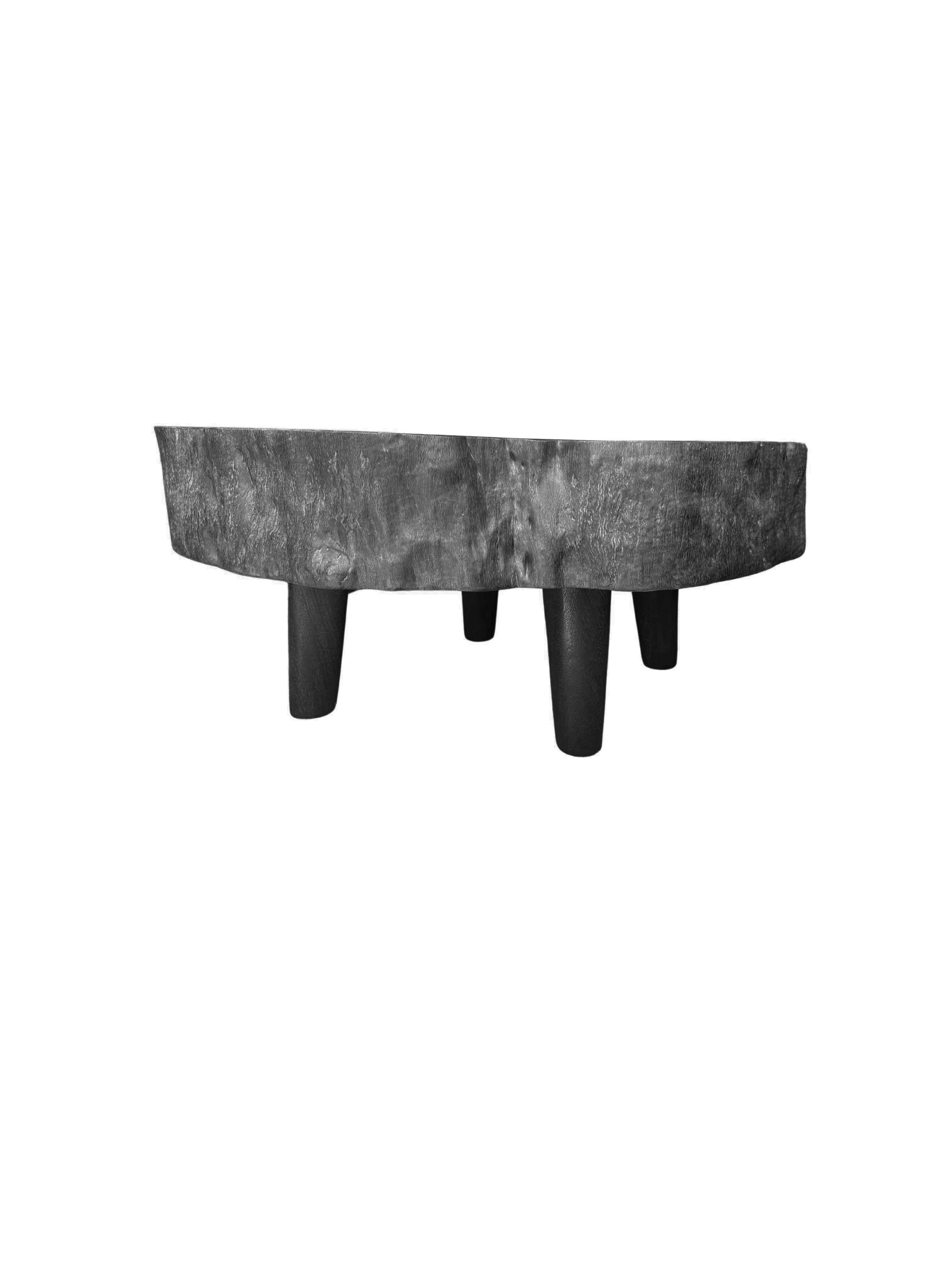 Mesa de Sofá Redonda de Madera Maciza de Mango, Moderna y Orgánica, Impresionantes Texturas de Madera, Quemada en venta 1