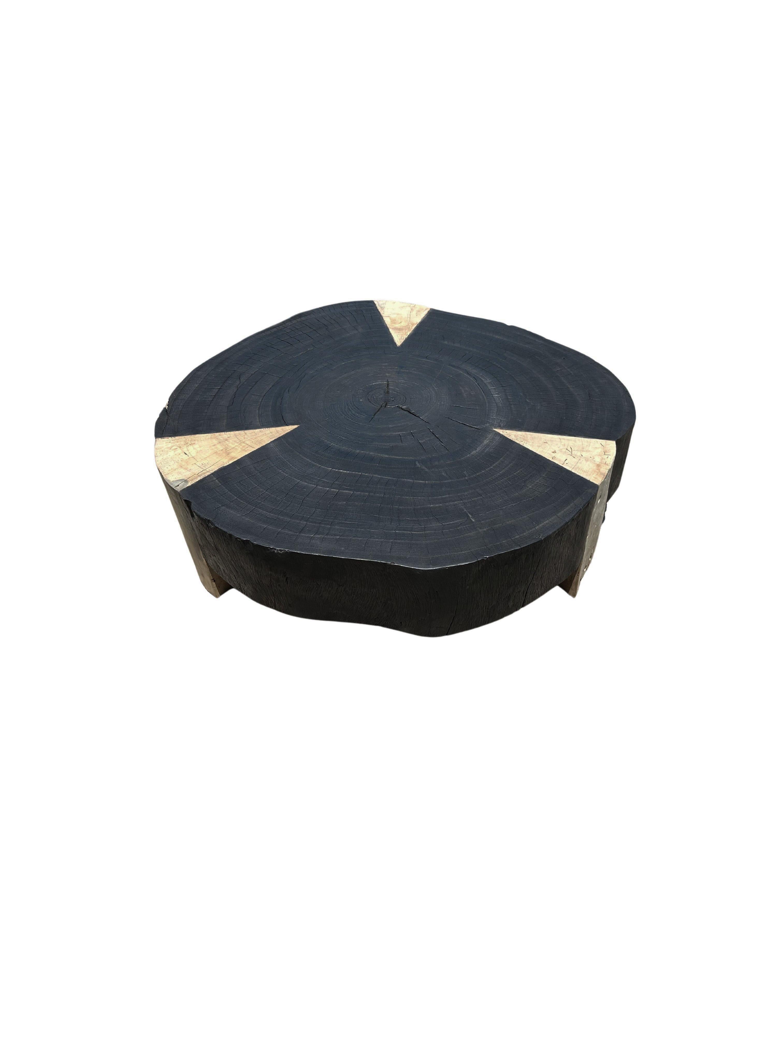 Organico moderno Tavolino rotondo in legno massiccio di mango, moderno e organico, con texture del legno sorprendenti in vendita